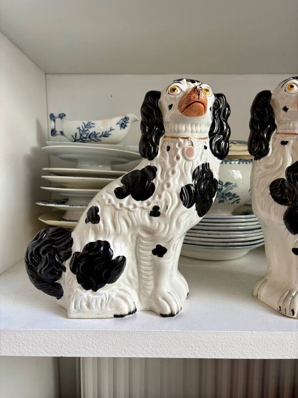 Paire de chiens Cavalier King Charles noirs en faïence Staffordshire, XIXème
