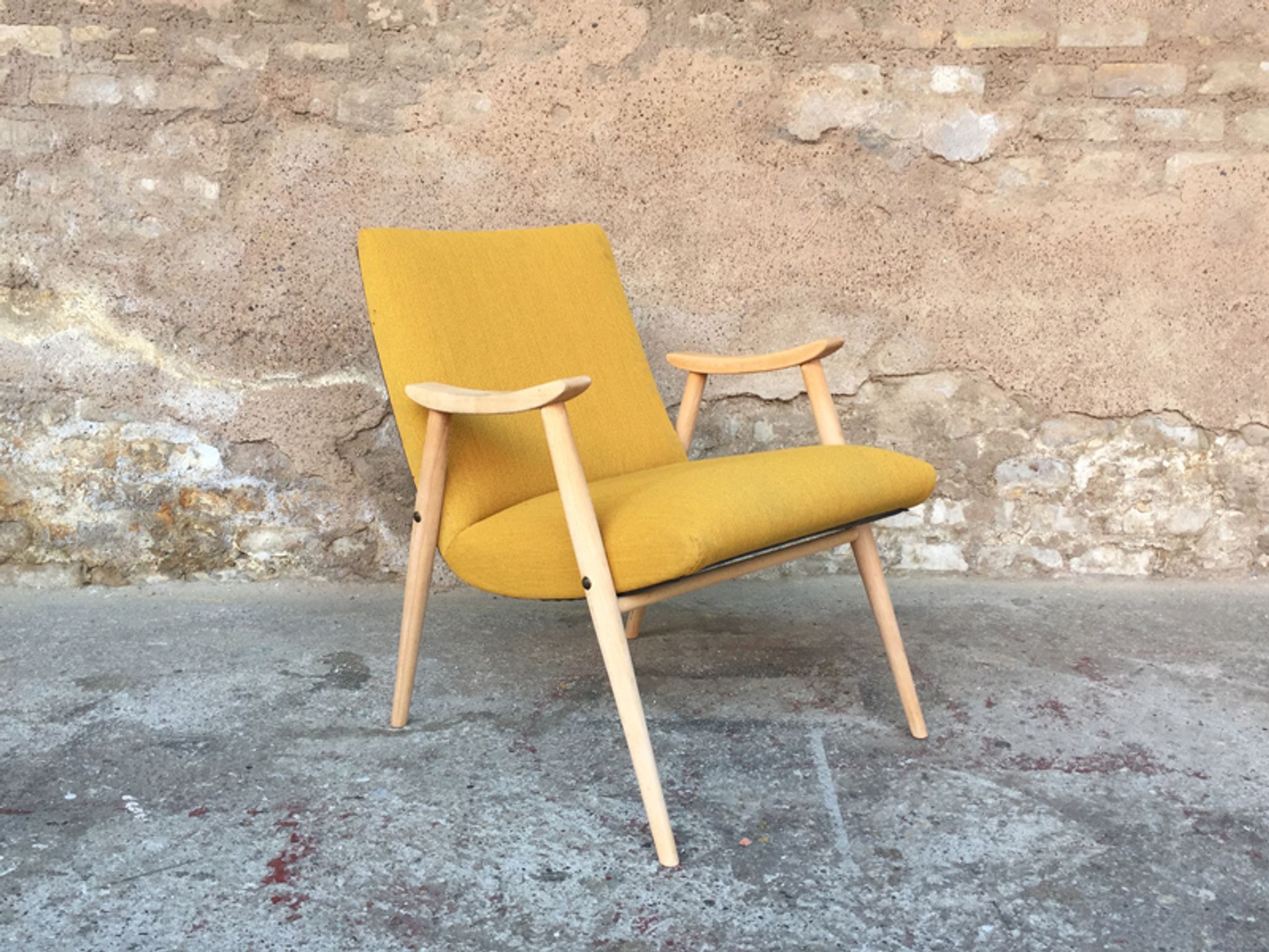 Fauteuil vintage pieds compas et accoudoirs en bois massif, since 1950