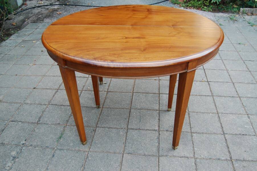 Napoleon III table in fine walnut from the late 19th century.
