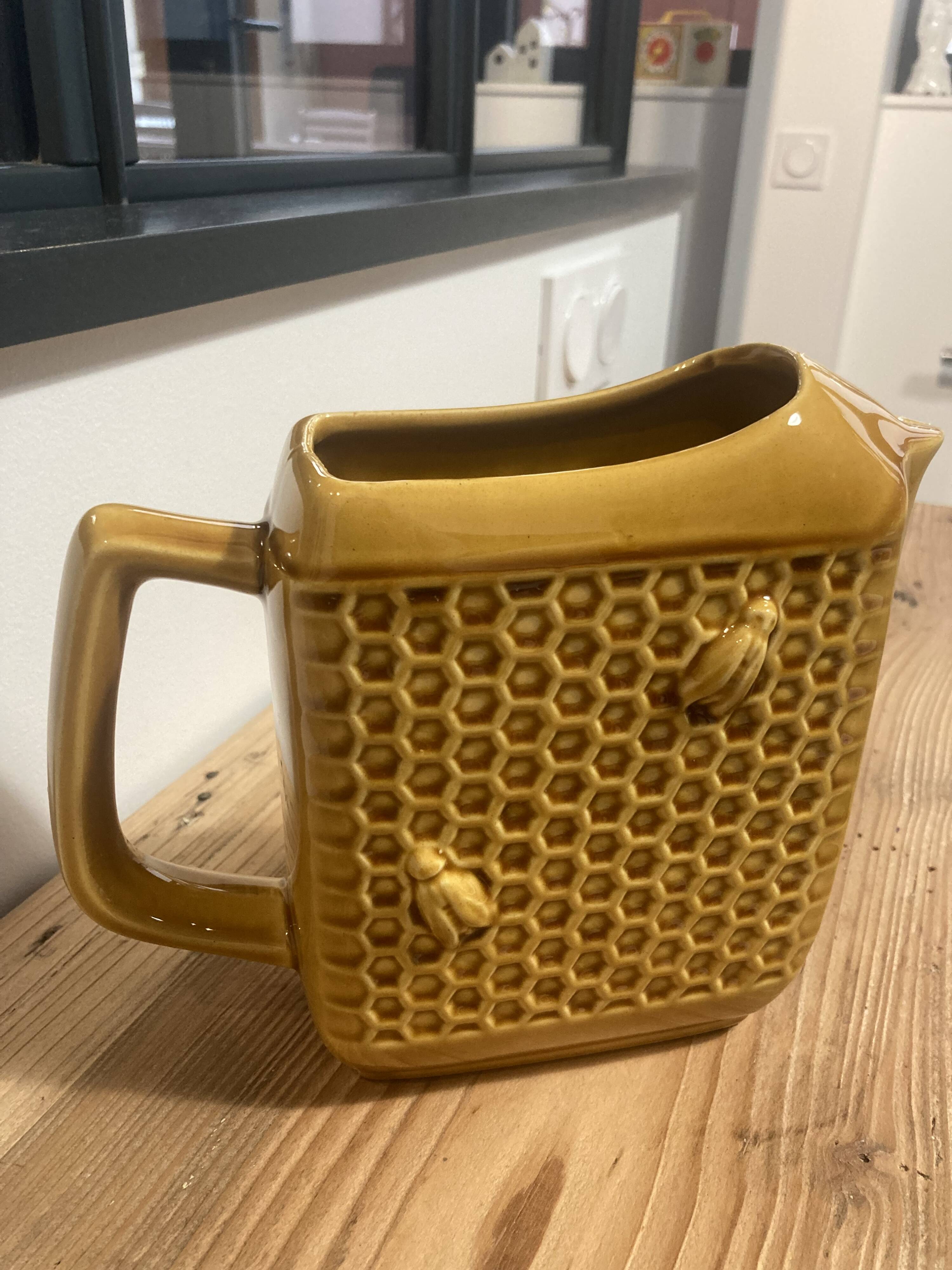 Abeilles slip pitcher signed Saint Clément