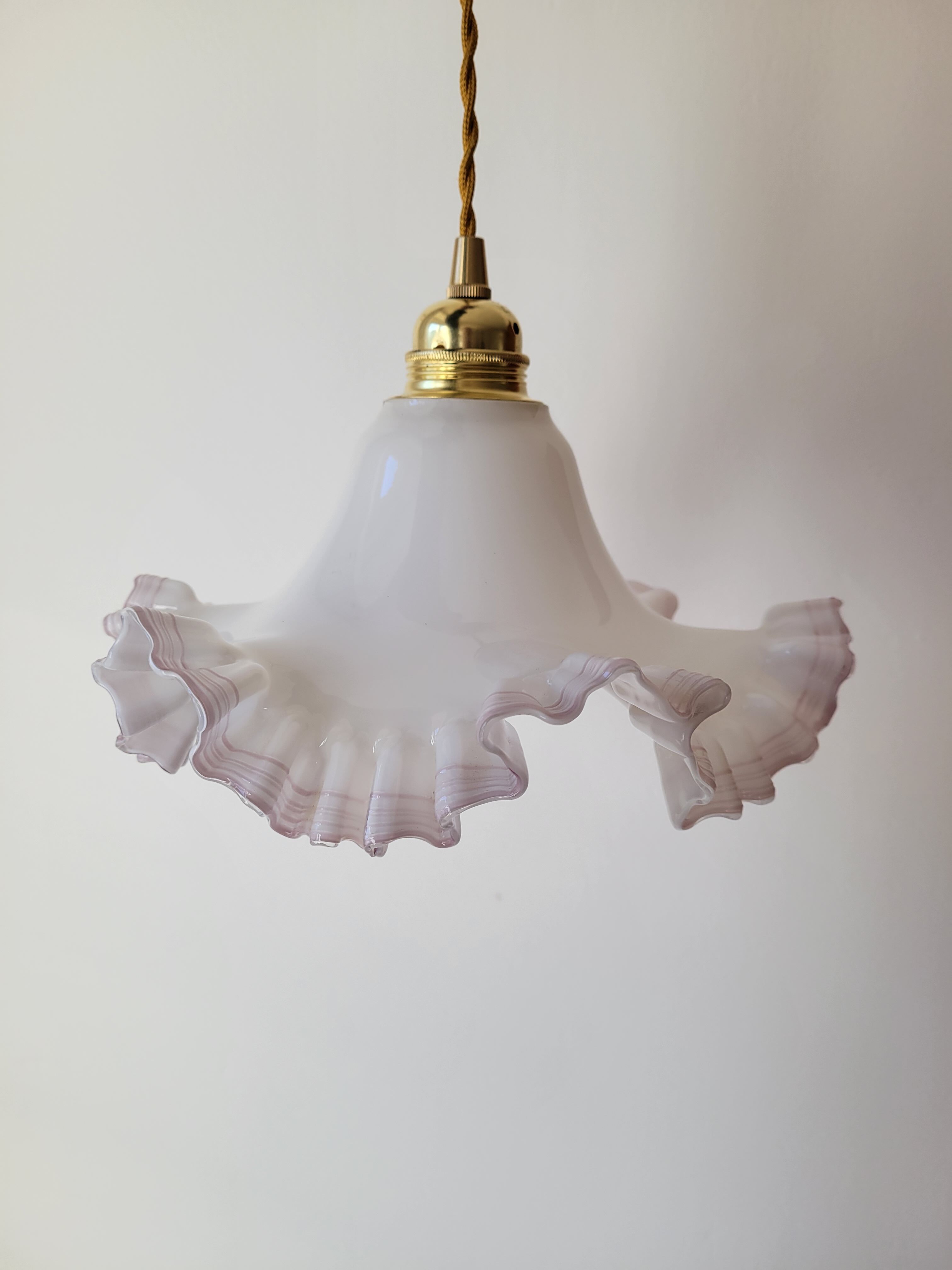 White and pink opaline suspension