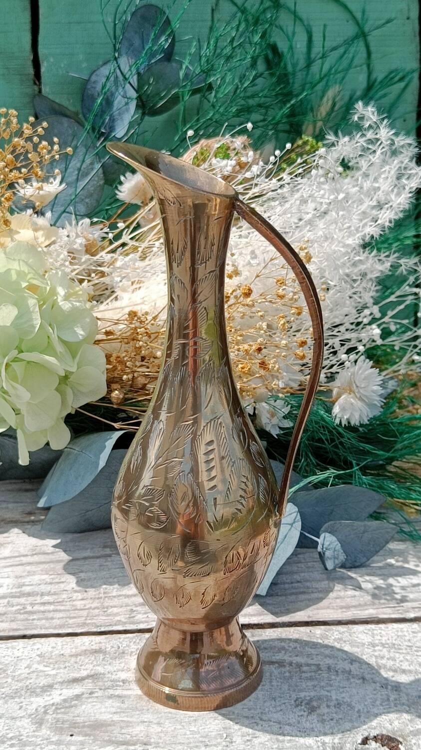 Carafe vase in chiseled brass