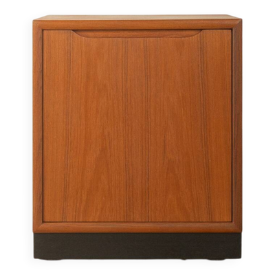 Commode classique des années 1960 avec un espace de rangement pratique et fermé.