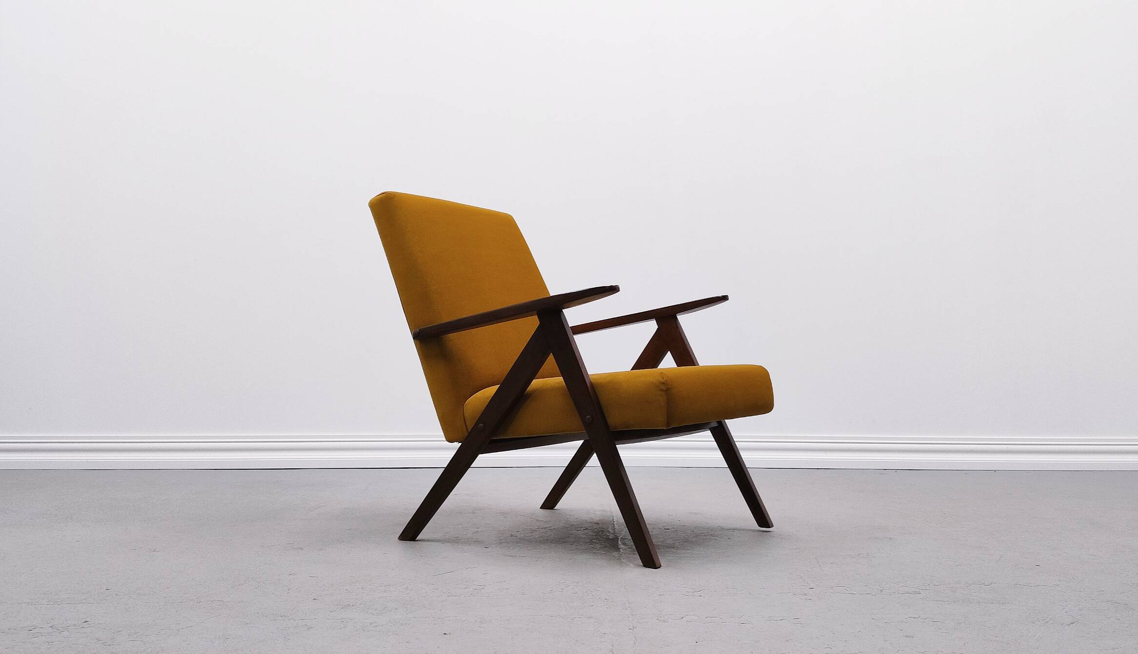 Mid-century Easy Model B armchair - 310 Var in Goldenrod velvet
