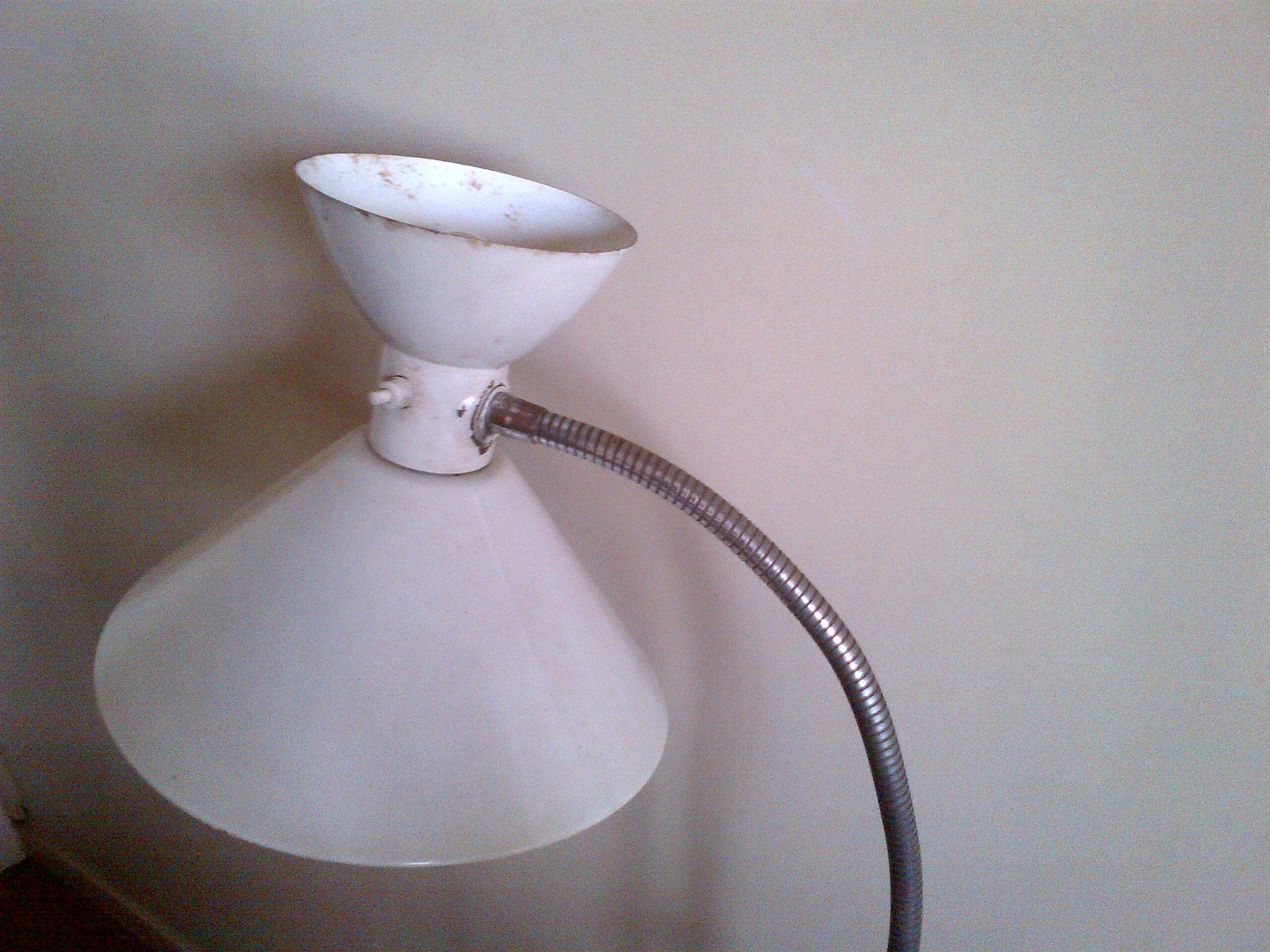 Lamppost casserole has double chalk white lacquered metal fire