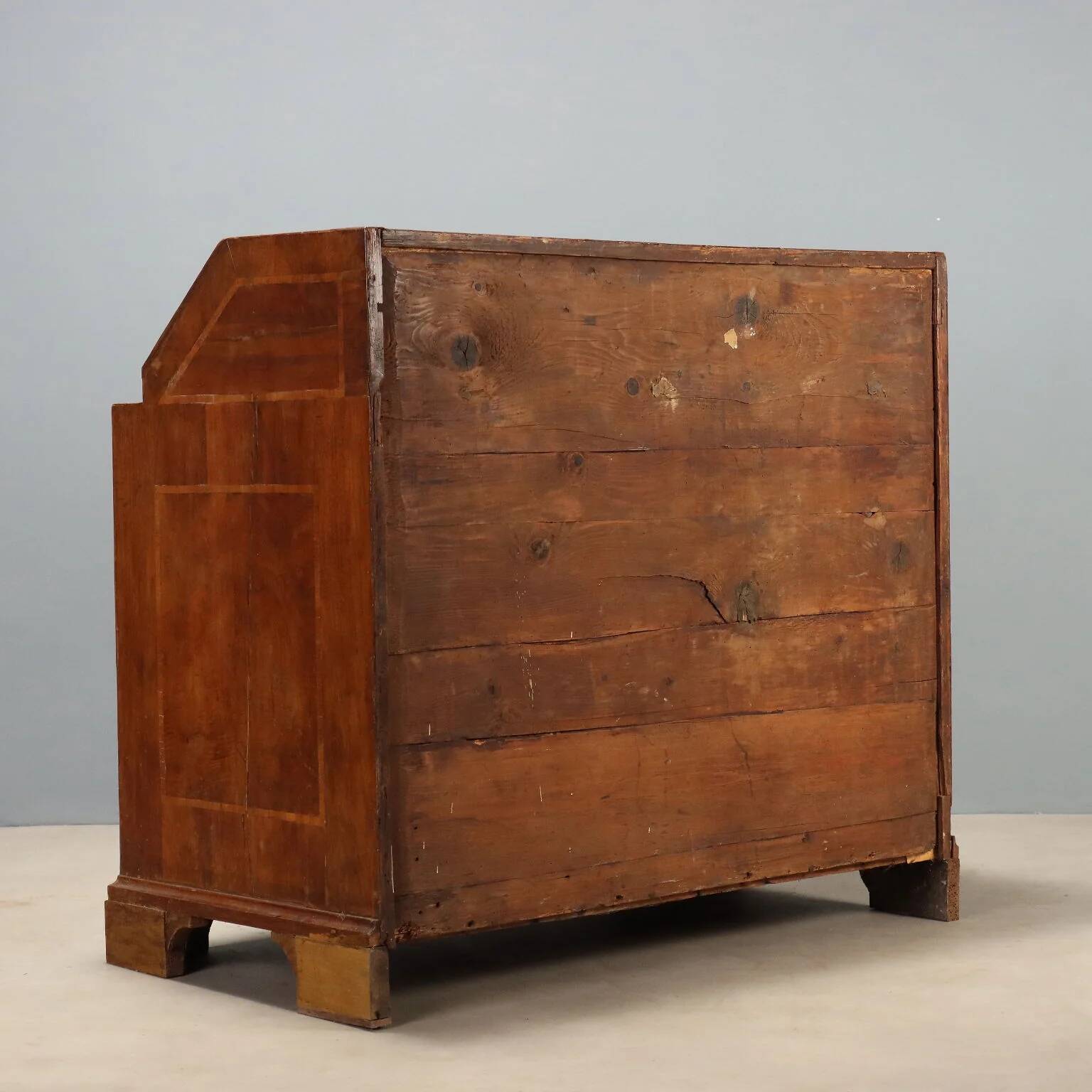 Walnut desk - Italy 18th century