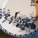Paire d'assiettes en faïence à décor de fleurs