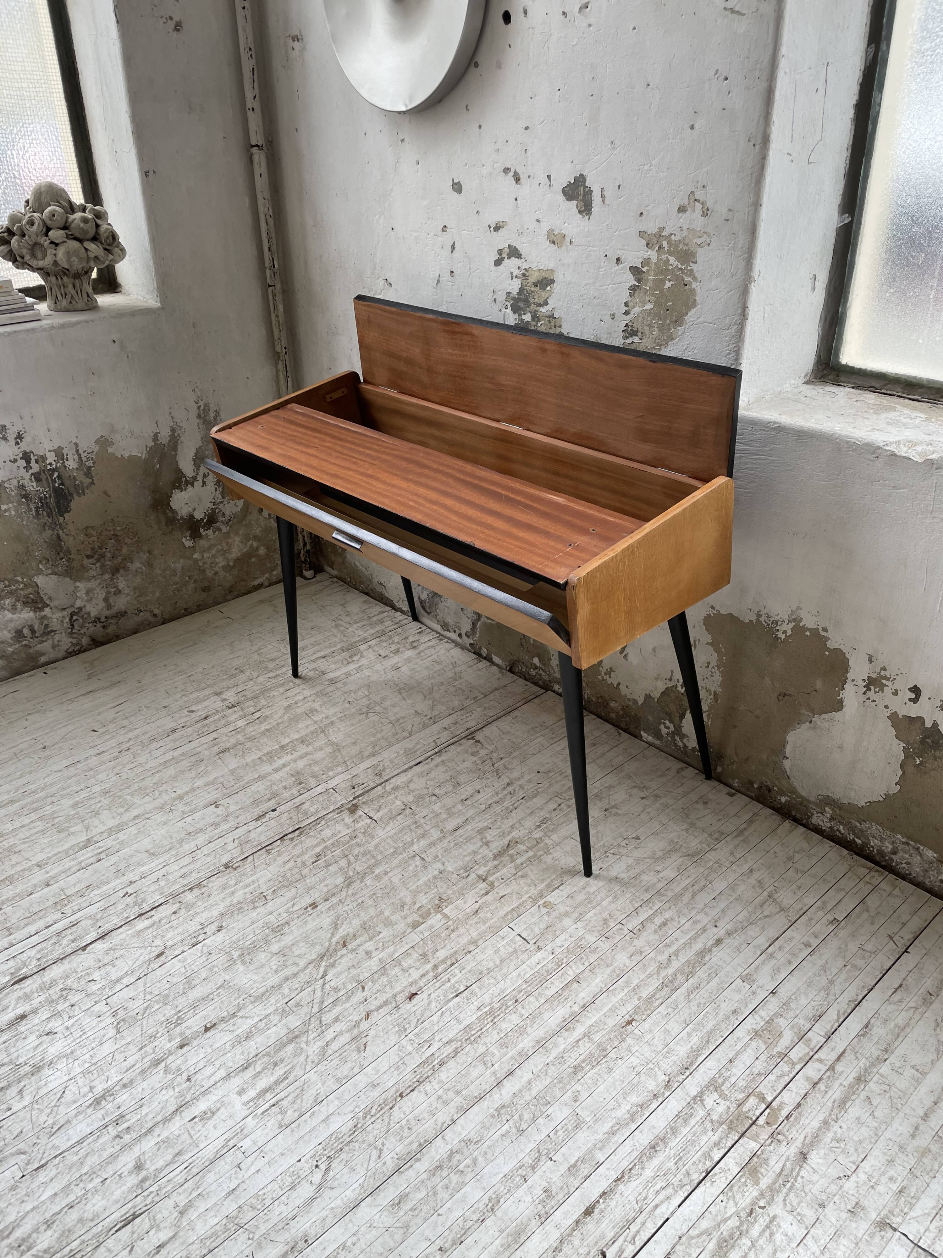 Console desktop feet compass 60s