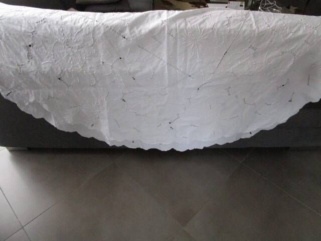 Nappe ancienne brodée ronde 200cm