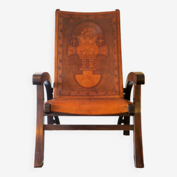 Chaise pliante en teck et cuir repoussé par Angel I. Pazmino pour Muebles de Estilo, Equateur 1970