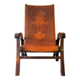Chaise pliante en teck et cuir repoussé par Angel I. Pazmino pour Muebles de Estilo, Equateur 1970