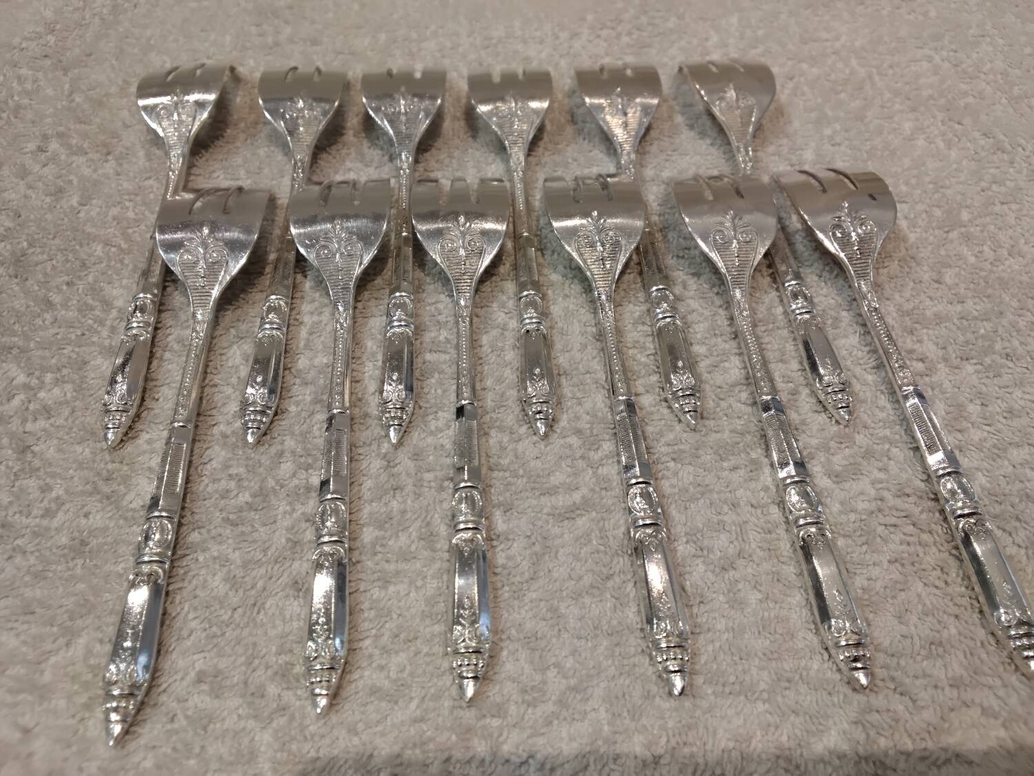 12 silver-plated metal cake forks, Ercuis Russian model.