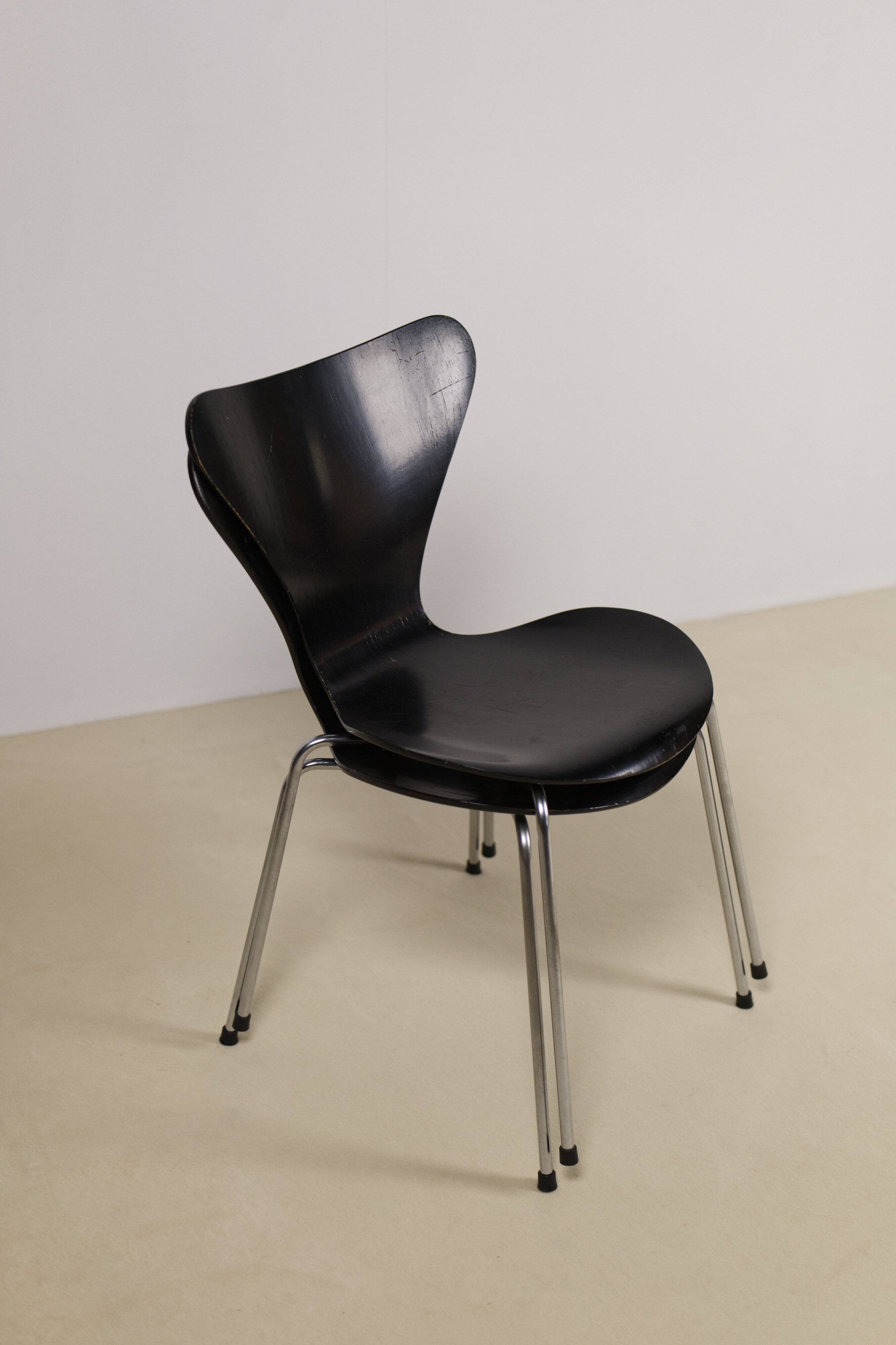 Pair of early 3107 "Syveren" Arne Jacobsen dining chairs, 1965
