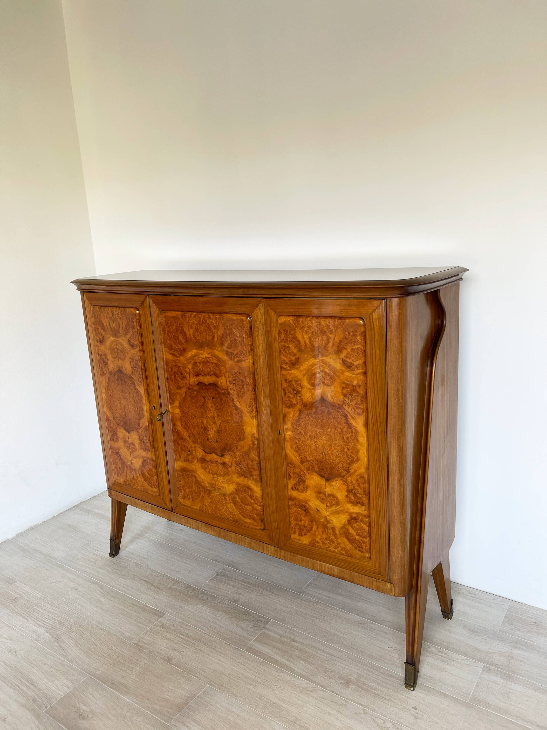 AB Vighizzolo mobili - Sideboa en ronce de noyer Cantu unique italien du milieu du siècle