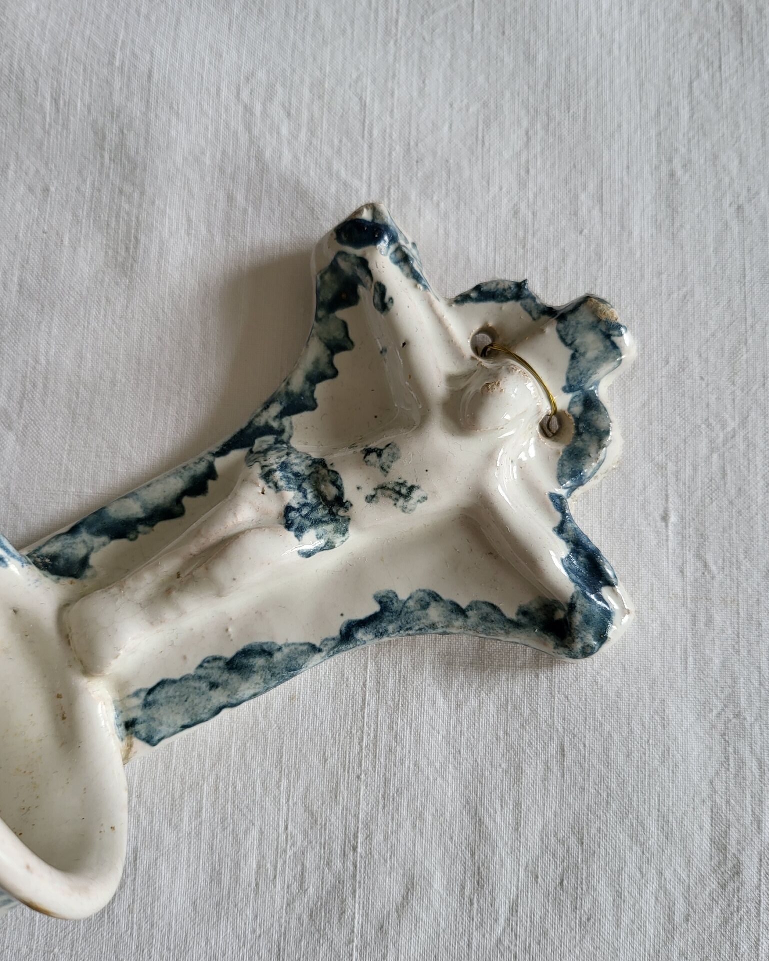 Ancien Bénitier en Faïence bleue et blanche Christ Croix