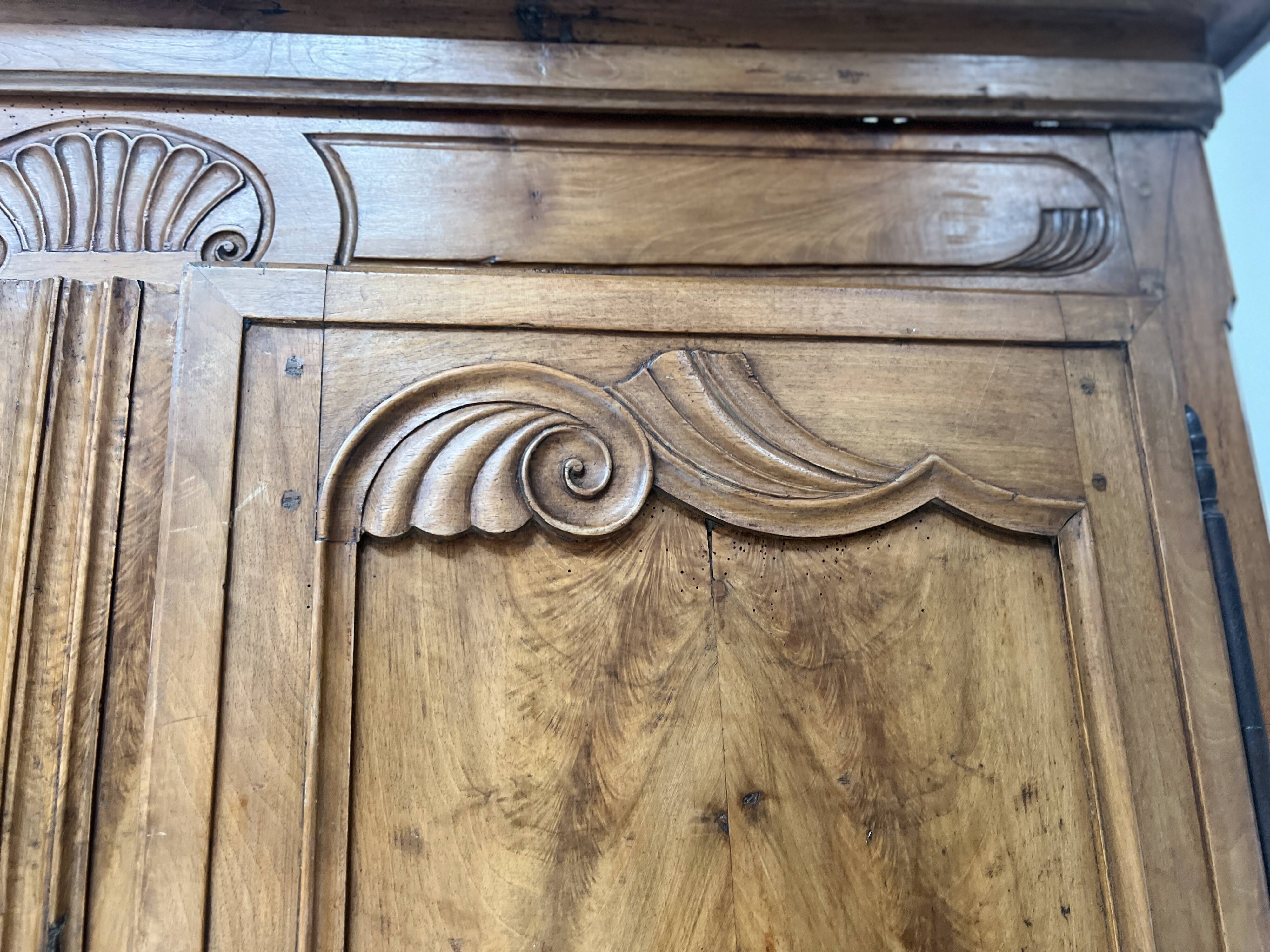 Armoire de style Louis XV en noyer massif XVIII siècle