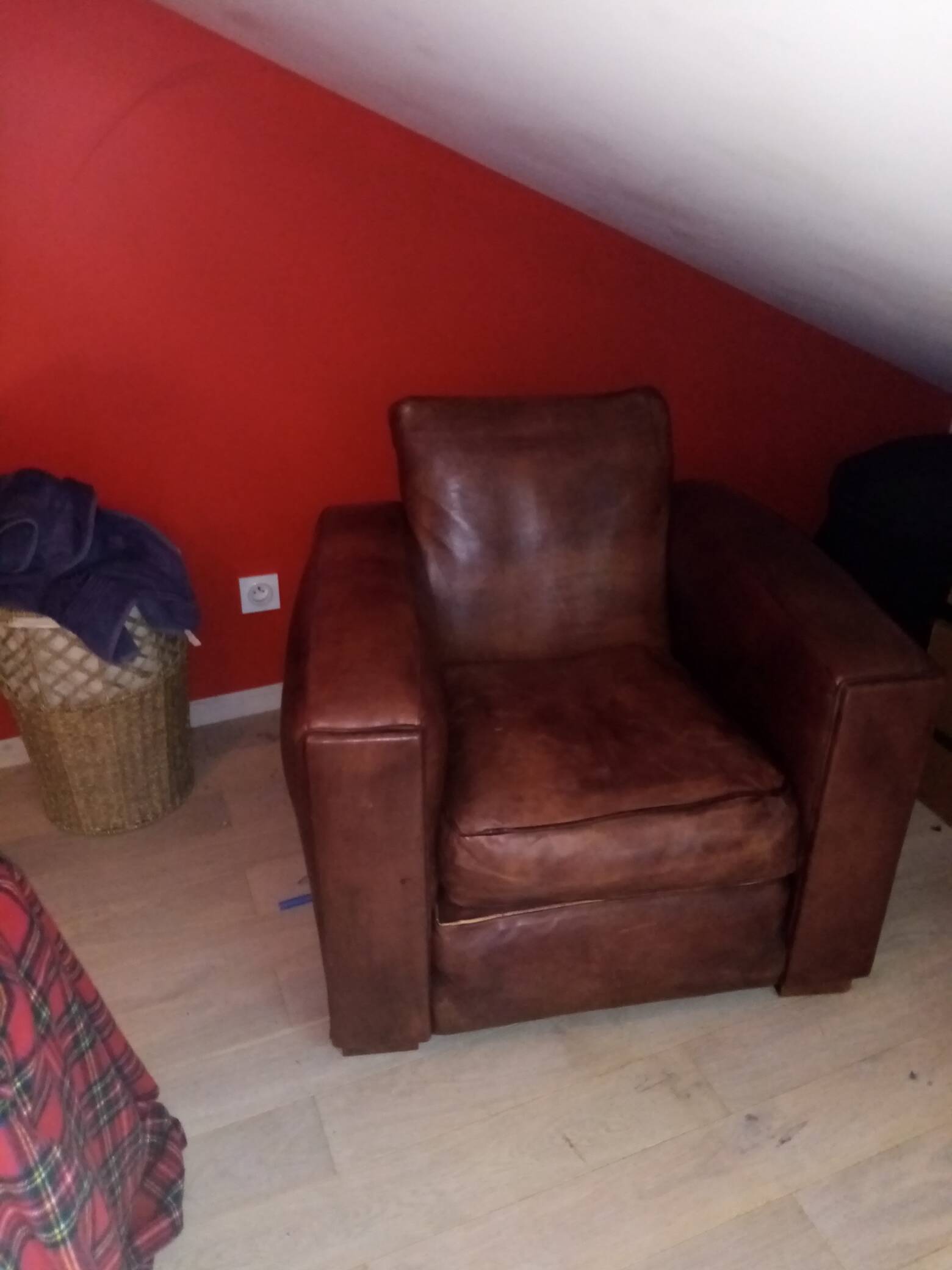 Square club armchair