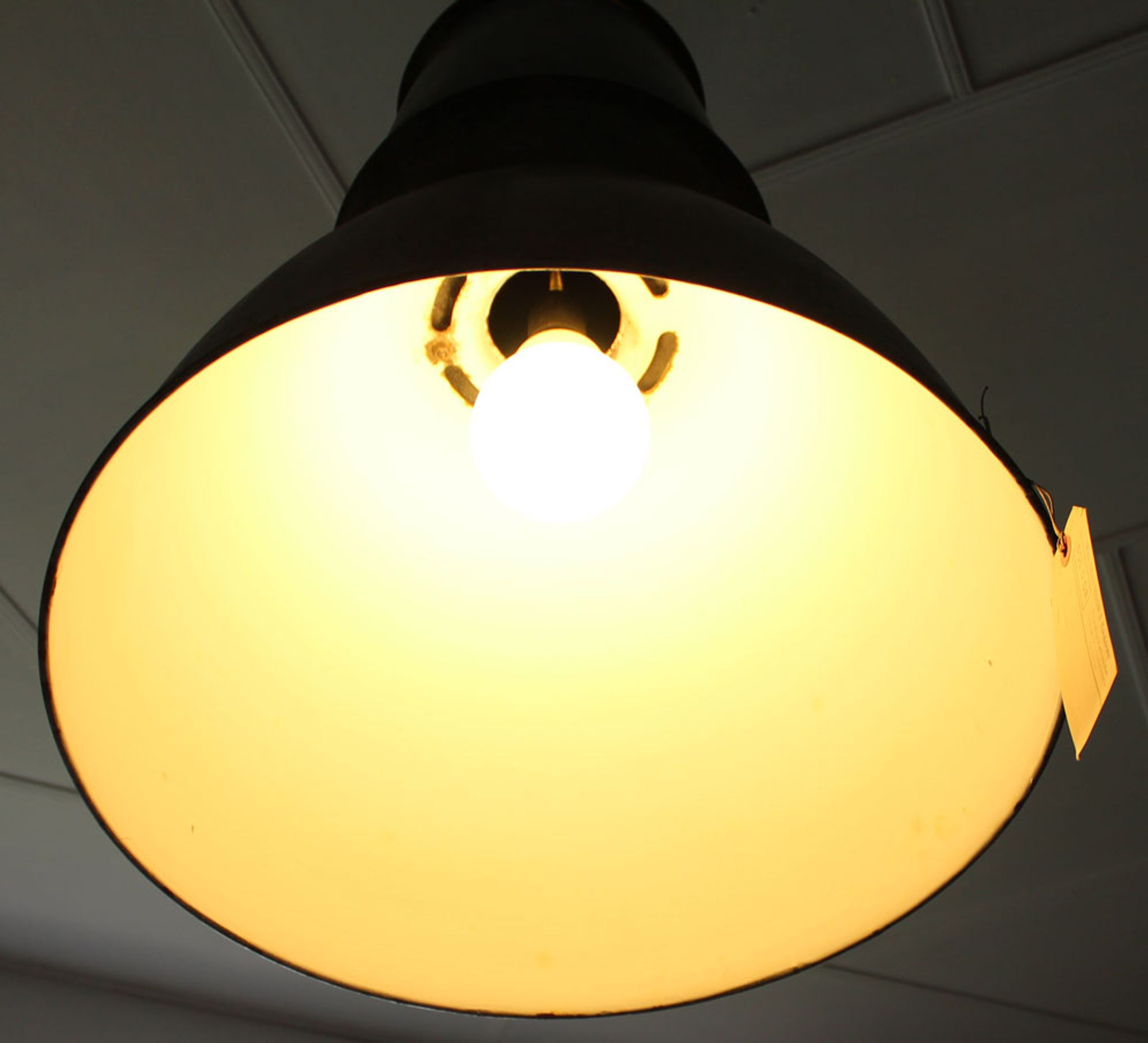 Suspension industrielle en email