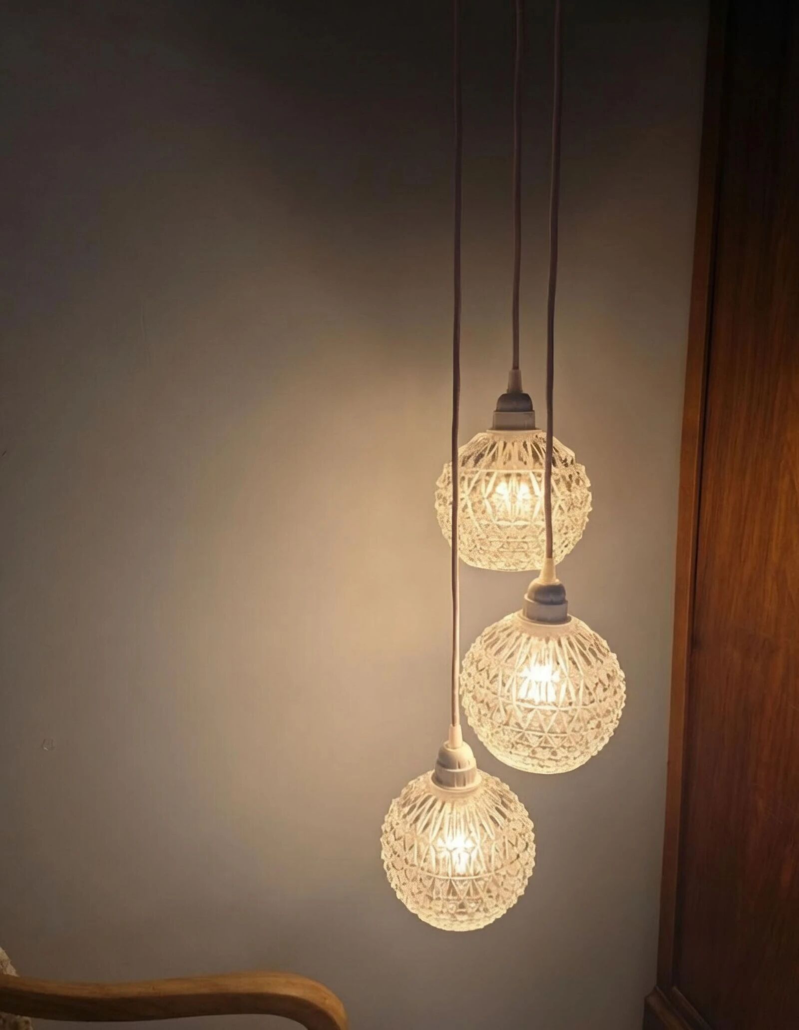 Suspension cascade three globes in cut glass vintage and pink wire