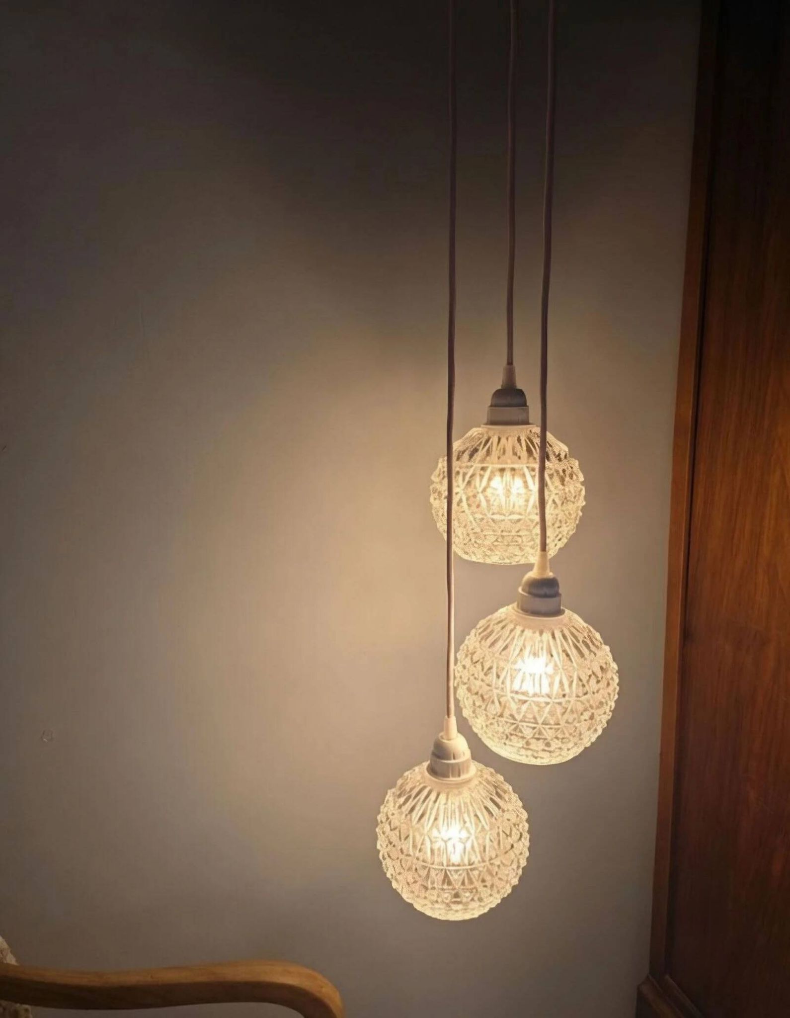 Suspension cascade three globes in cut glass vintage and pink wire