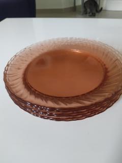 6 plates in pink Arcoroc glasses