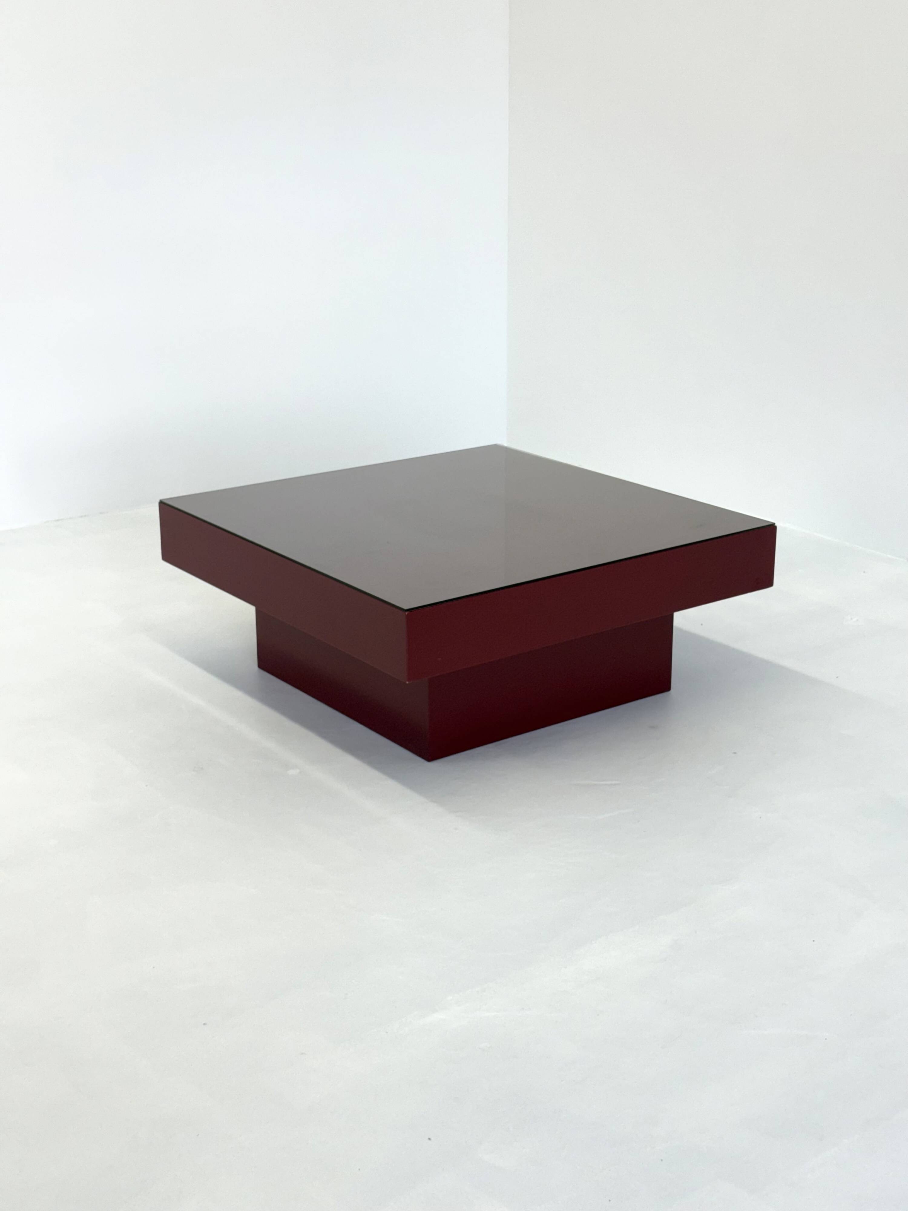 Table basse italienne rouge du milieu du siècle avec plateau en verre