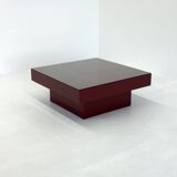 Table basse italienne rouge du milieu du siècle avec plateau en verre