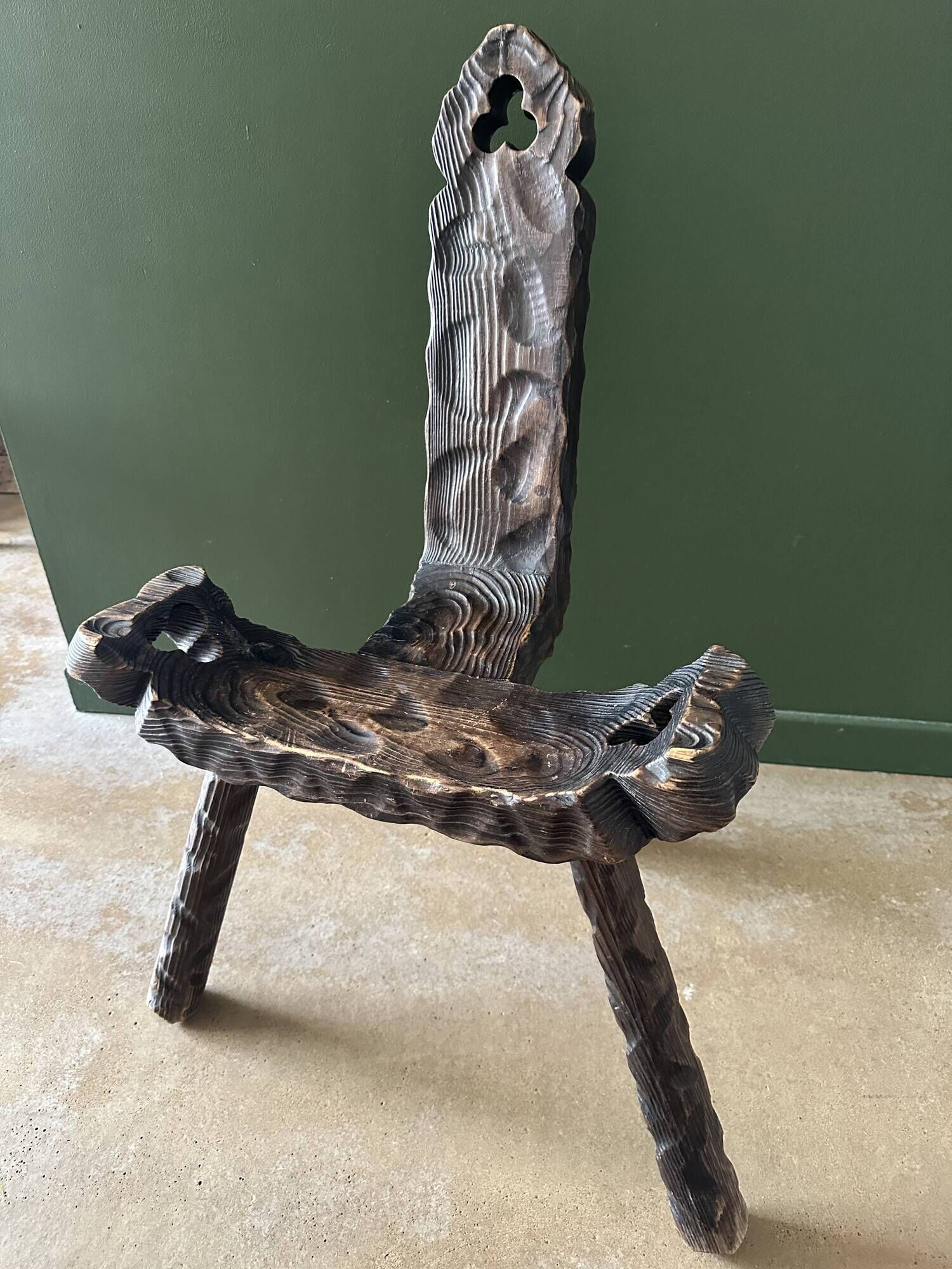 Chaise tripode brutaliste