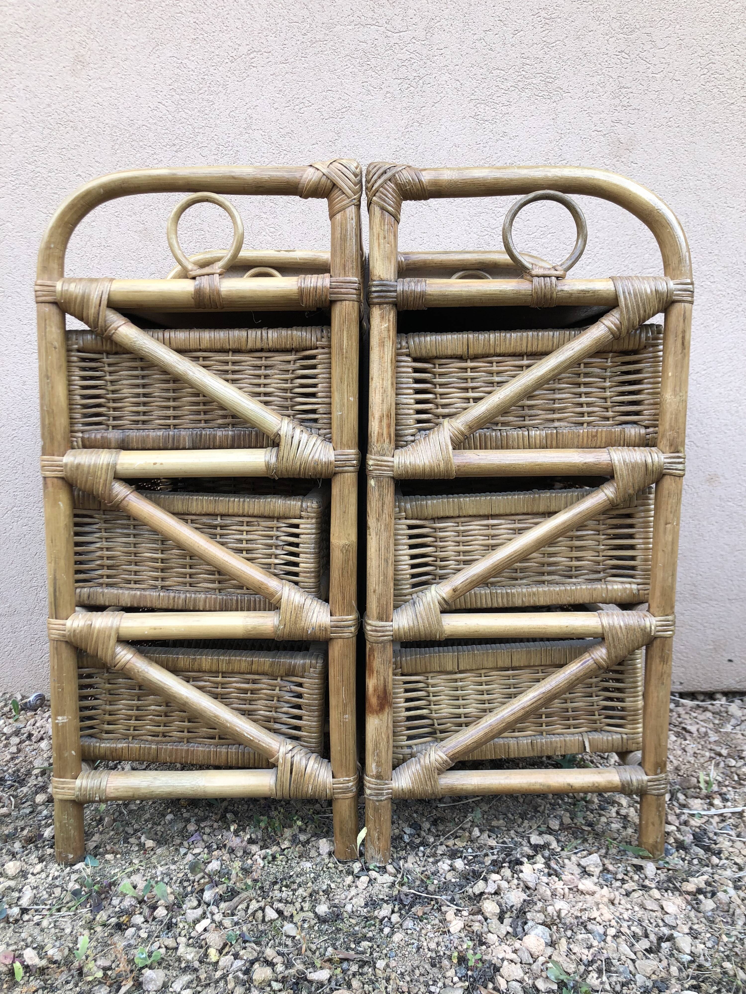 Paire de tables de chevet vintage, à 3 tiroirs, en bambou et rotin