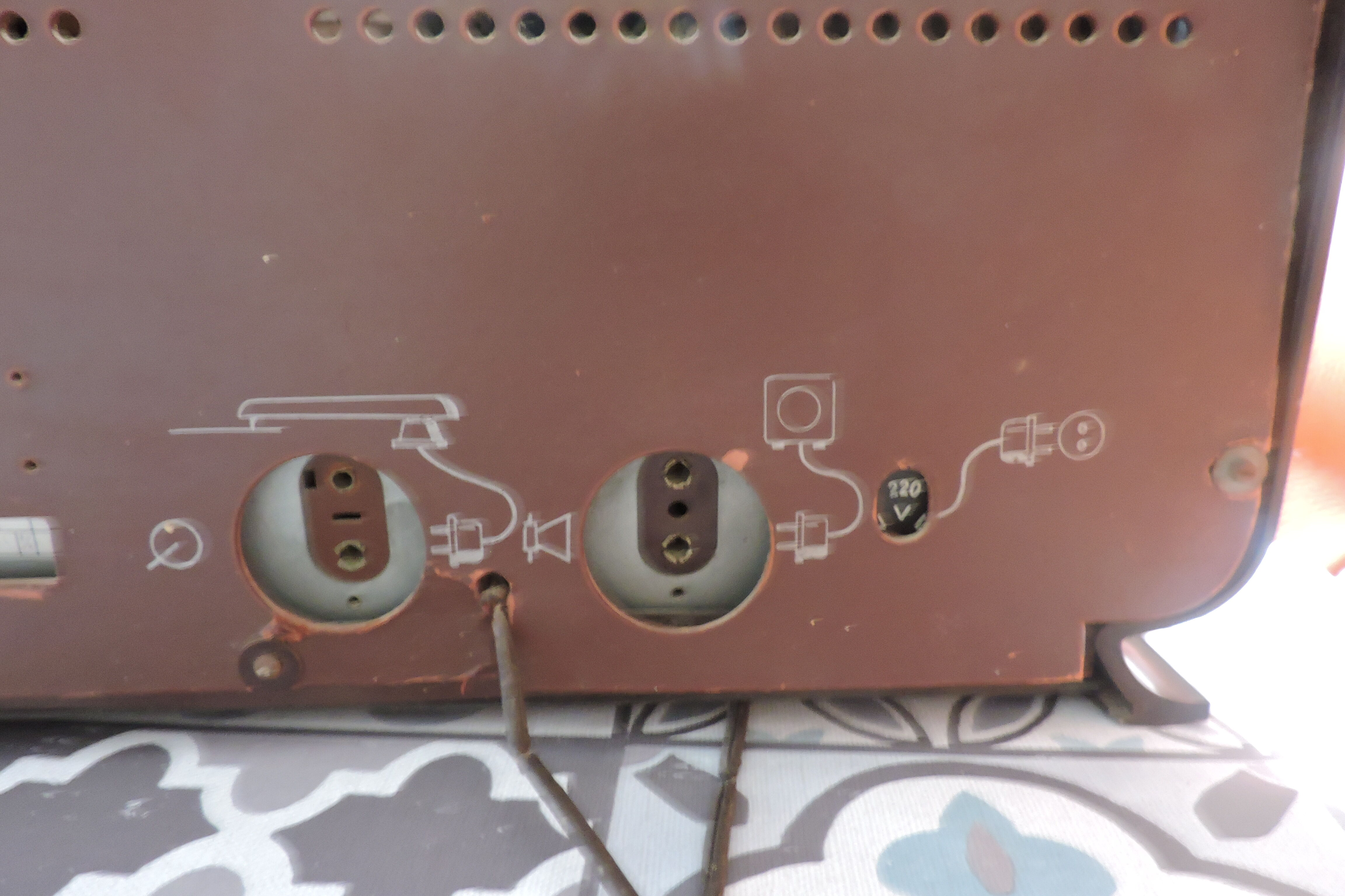 Brown Bakelite radiola radio 1949