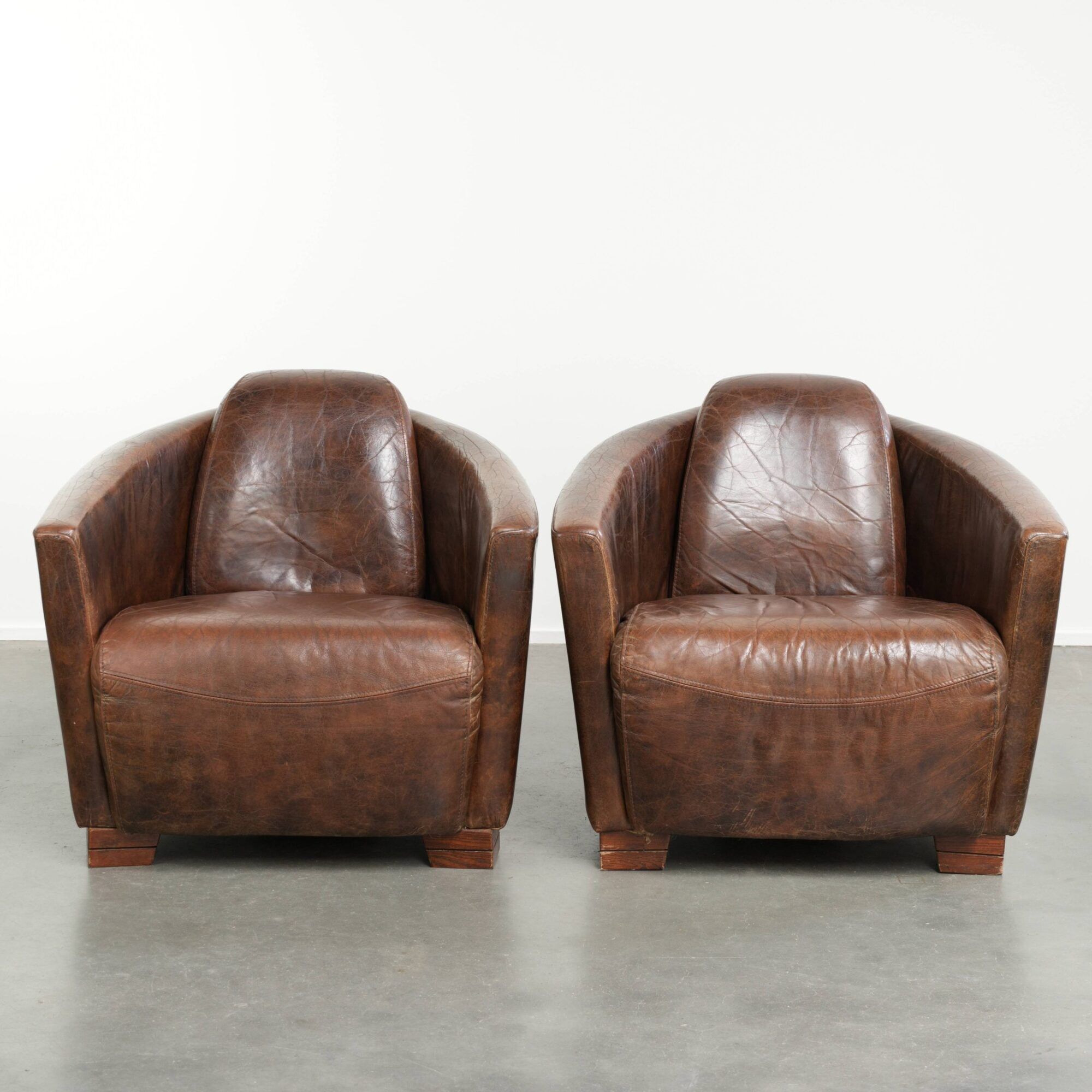 Ensemble de 2 fauteuils Aviateur en cuir de vachette dans une couleur marron chaud.