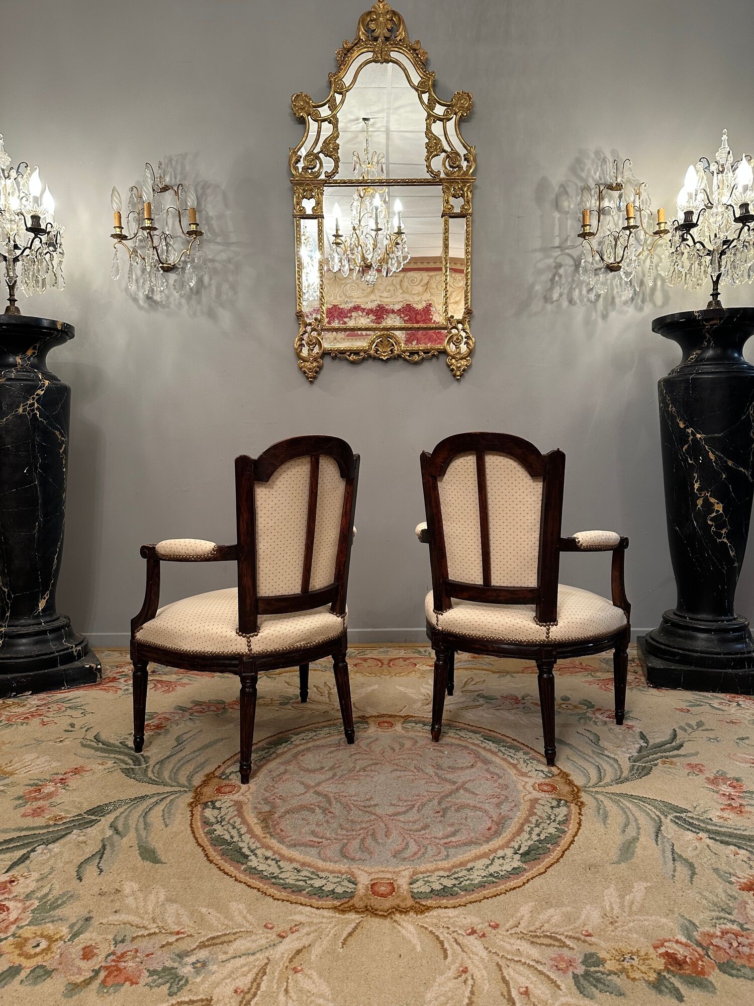 Paire de fauteuils en noyer d'epoque louis xvi vers 1770