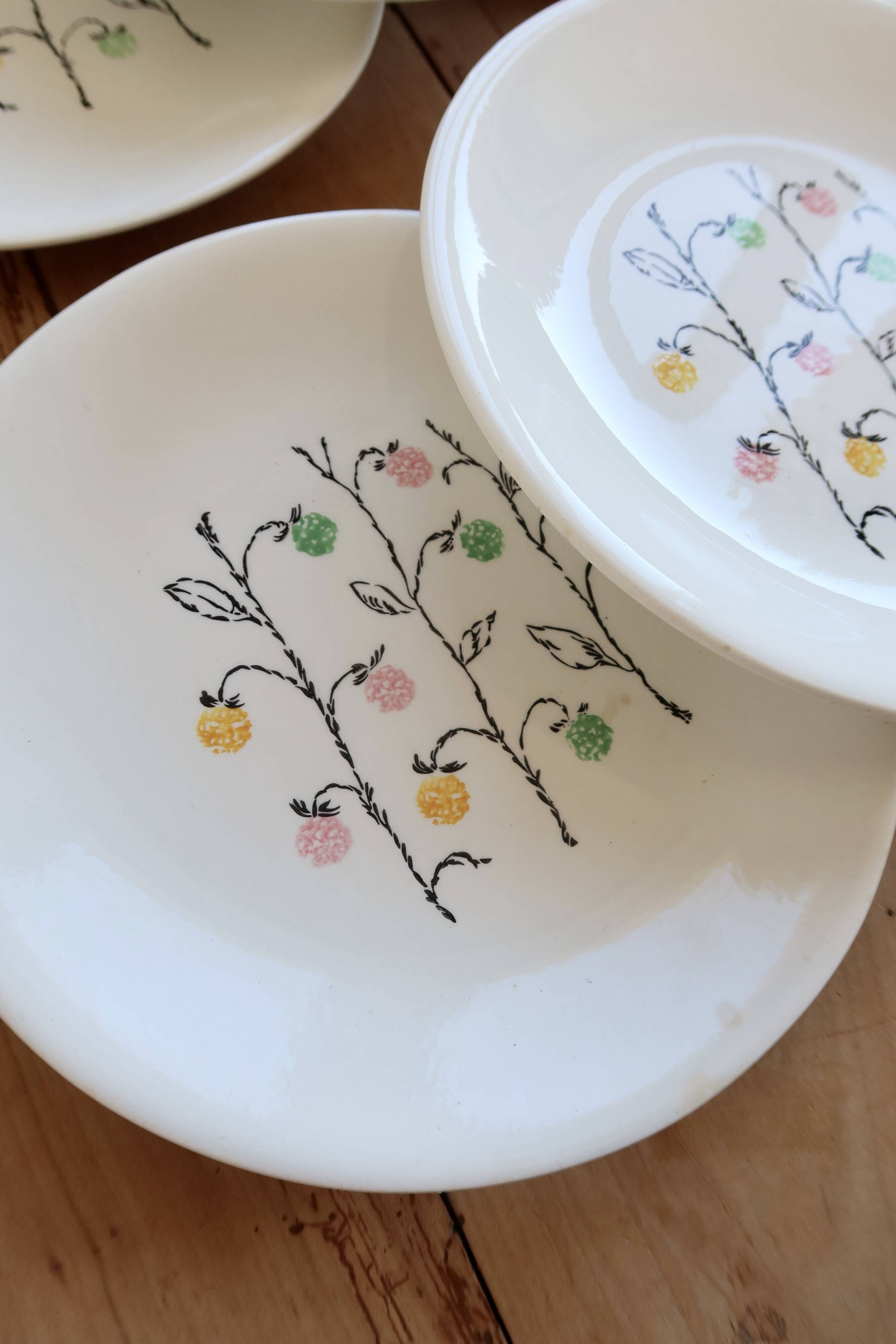 6 vintage flat plates from Gien, model Marie-Claire.