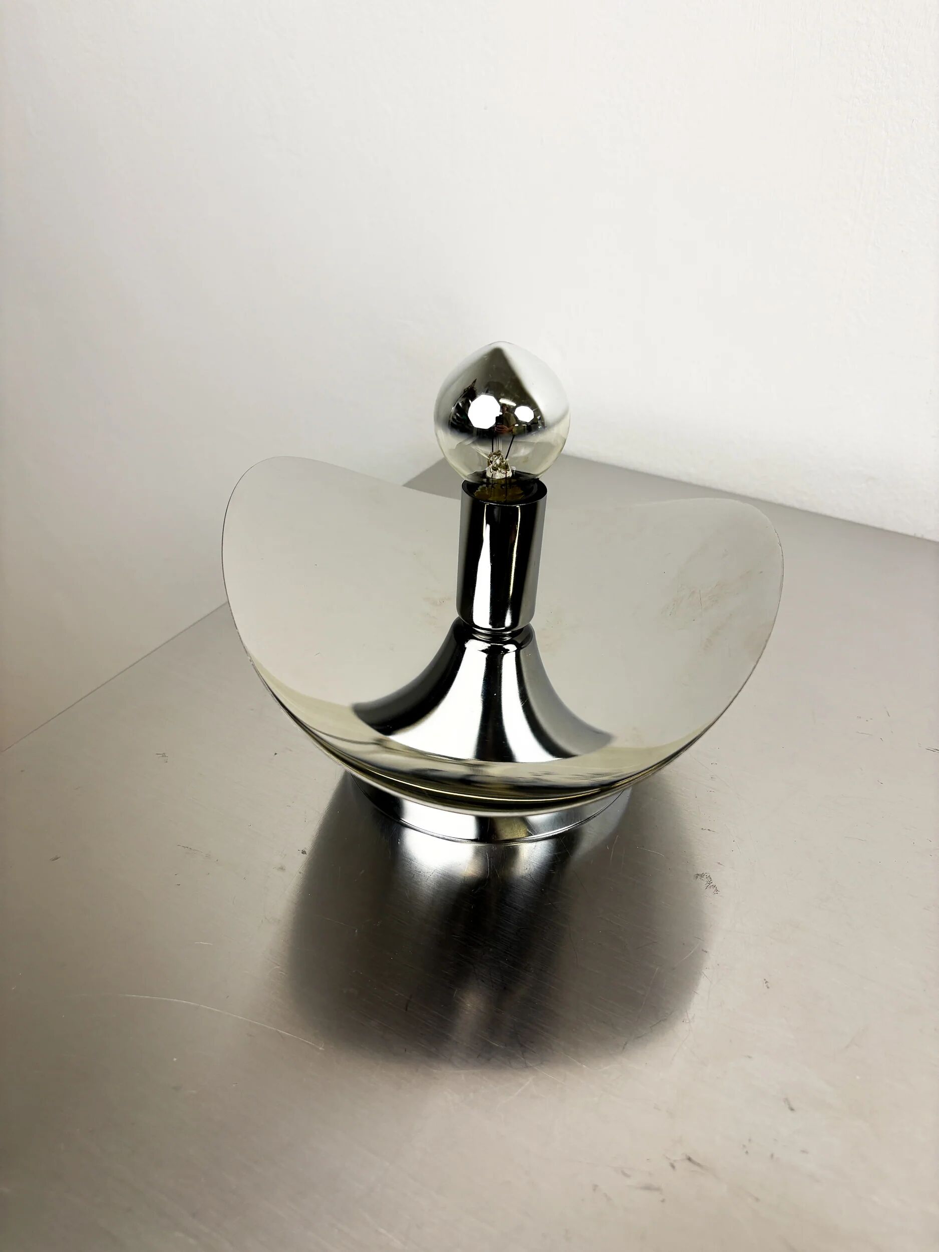 Applique "Folio", époque spatiale, métal chromé, Italie, 1970