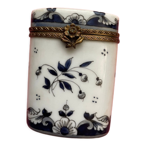 Pilulier en porcelaine et fermoir