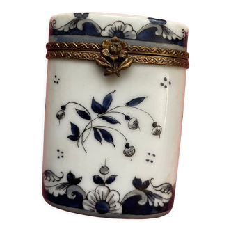 Pilulier en porcelaine et fermoir laiton motif floral vintage