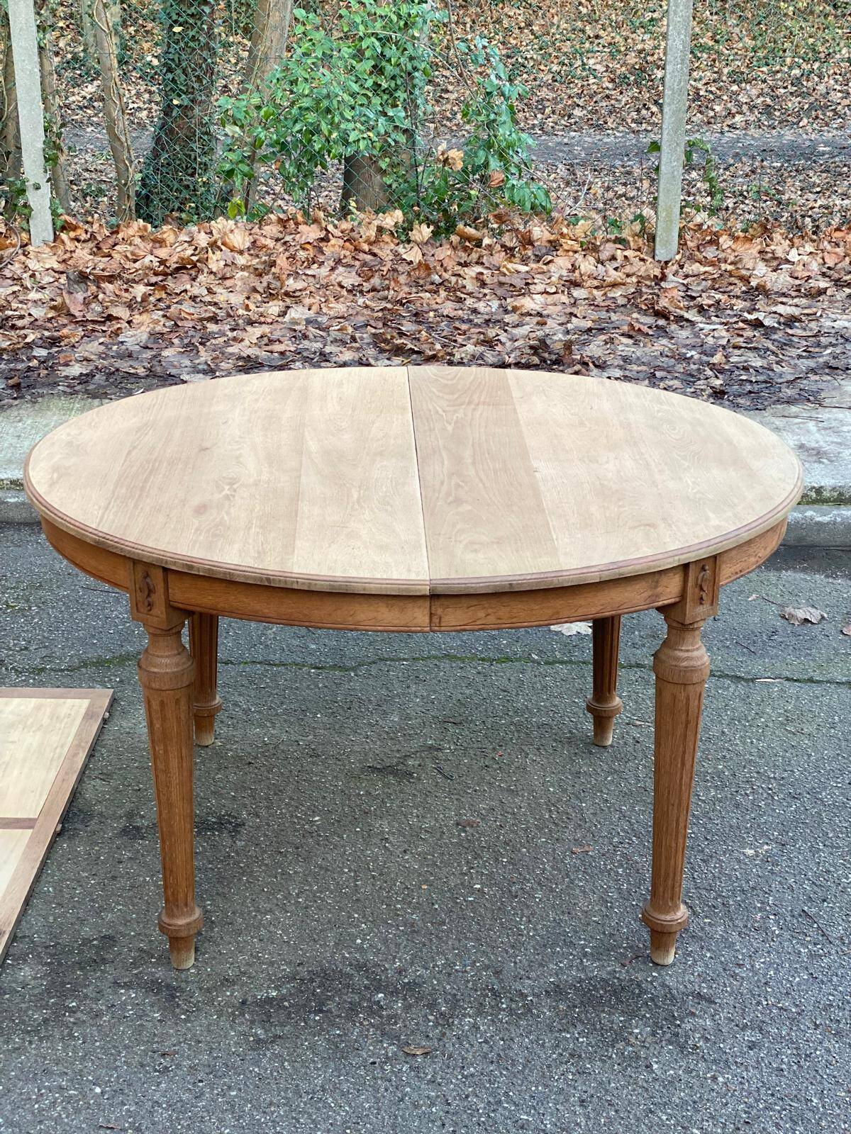 Extendable round Art Deco dining table, restored in solid oak, circa 1950, 280cm