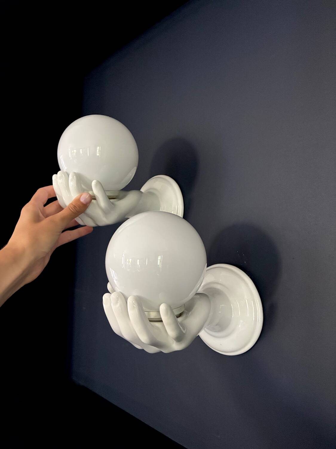 Pair of Pop Art "Globes on hands" ceramic wall lights - 1980.