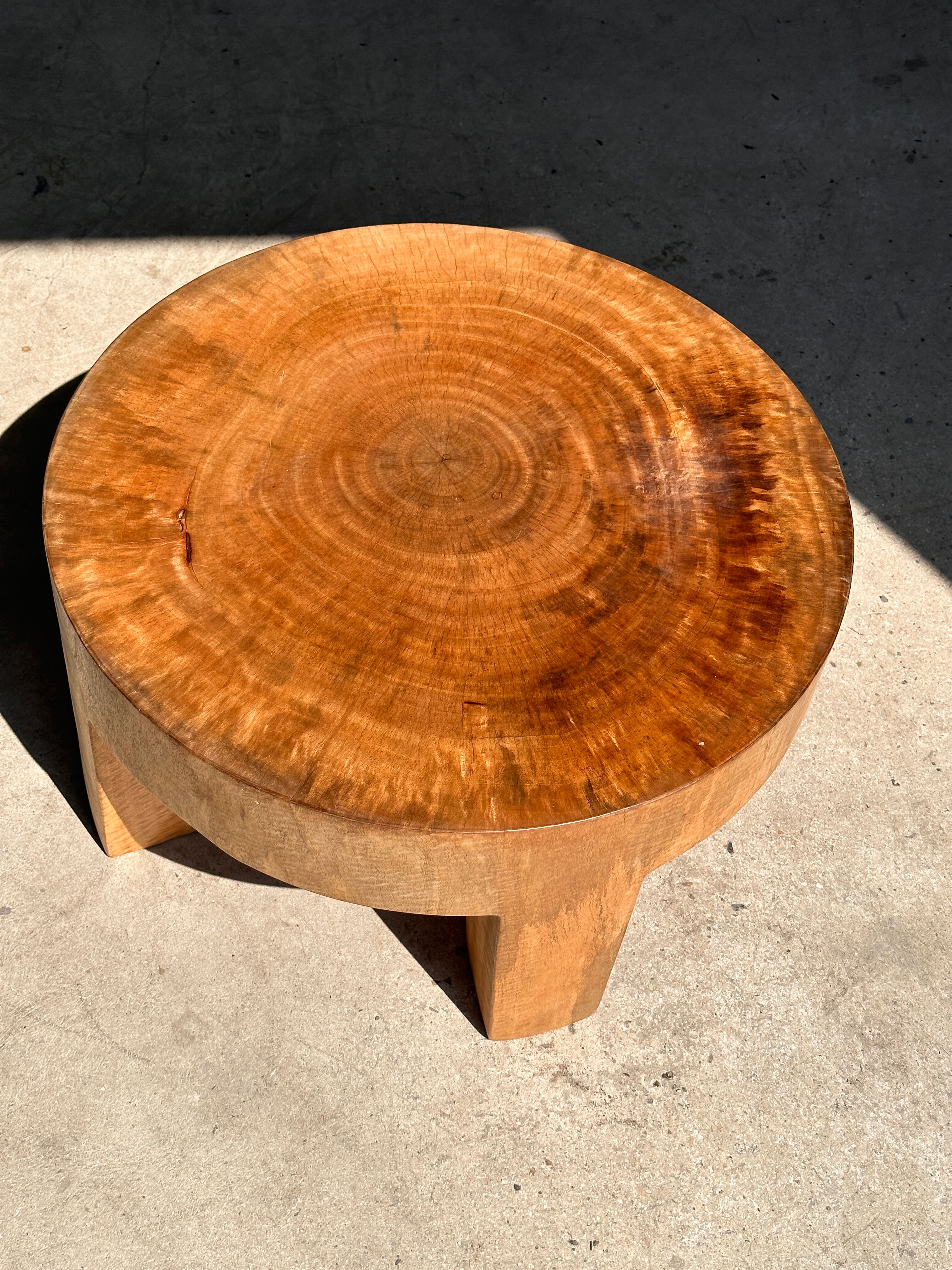 Quadripod coffee table in solid wood monoxyl natural color (dark)