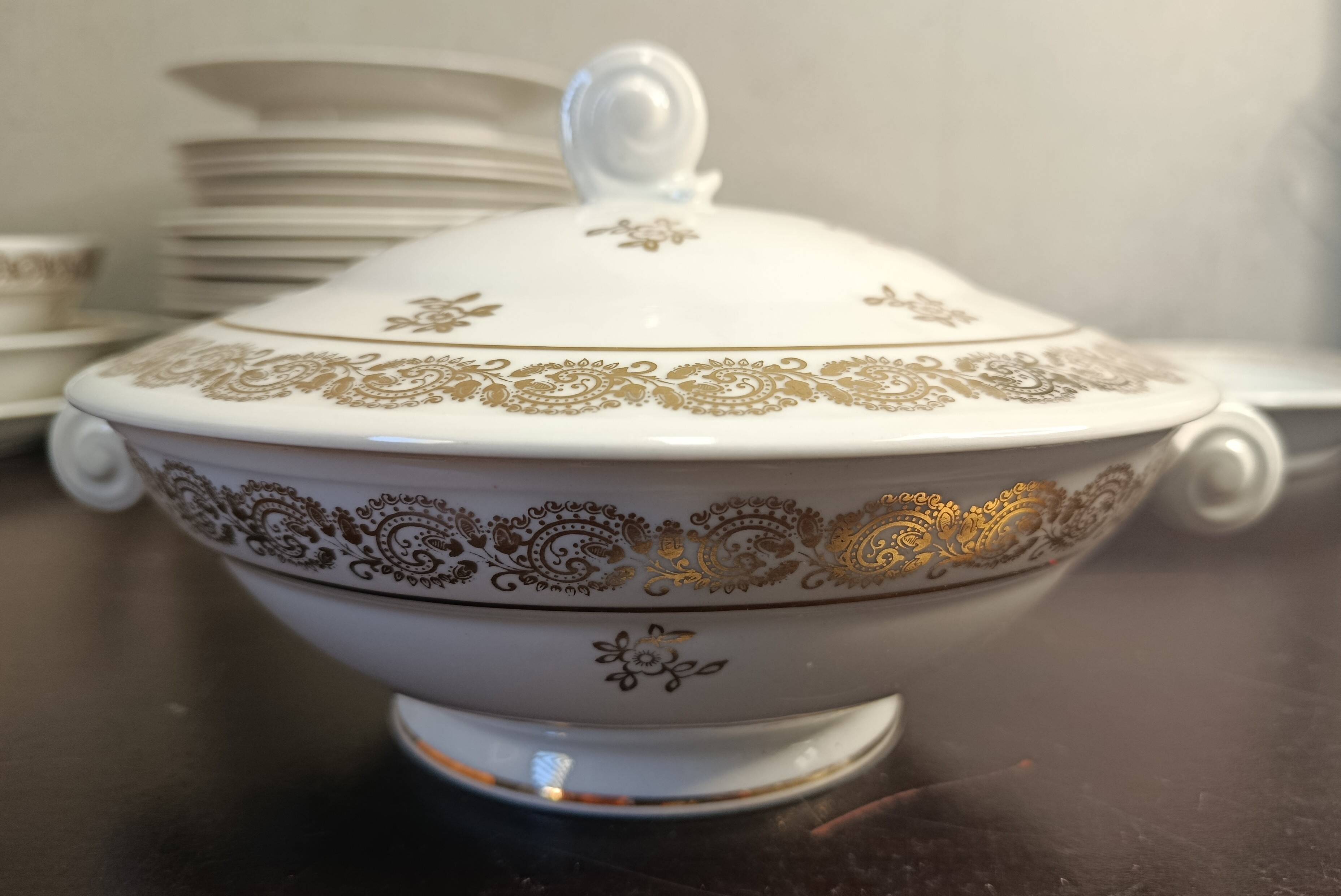 Service de table complet, porcelaine de Limoges et dorures, LOT 2