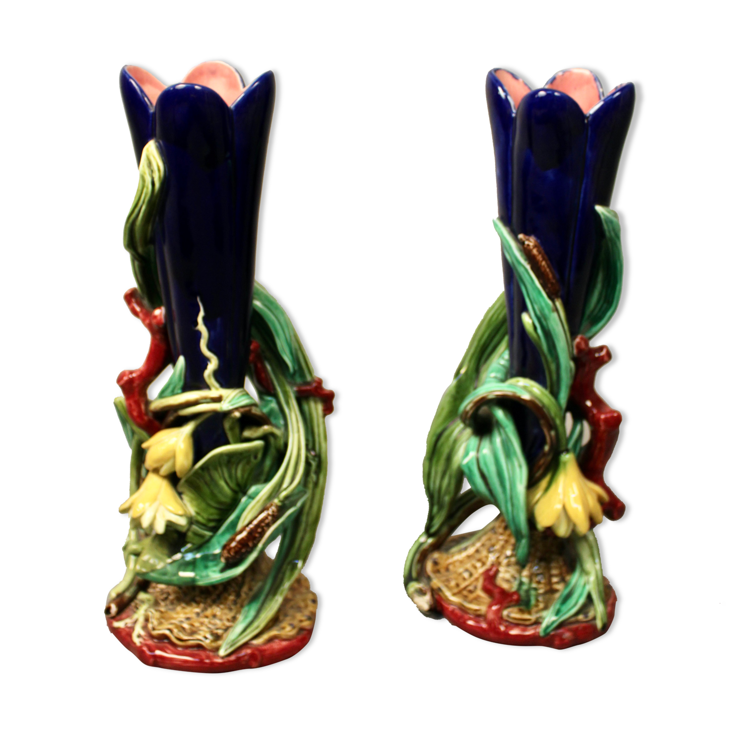 Pairs of vases decorated with majolica sarguemine flowers