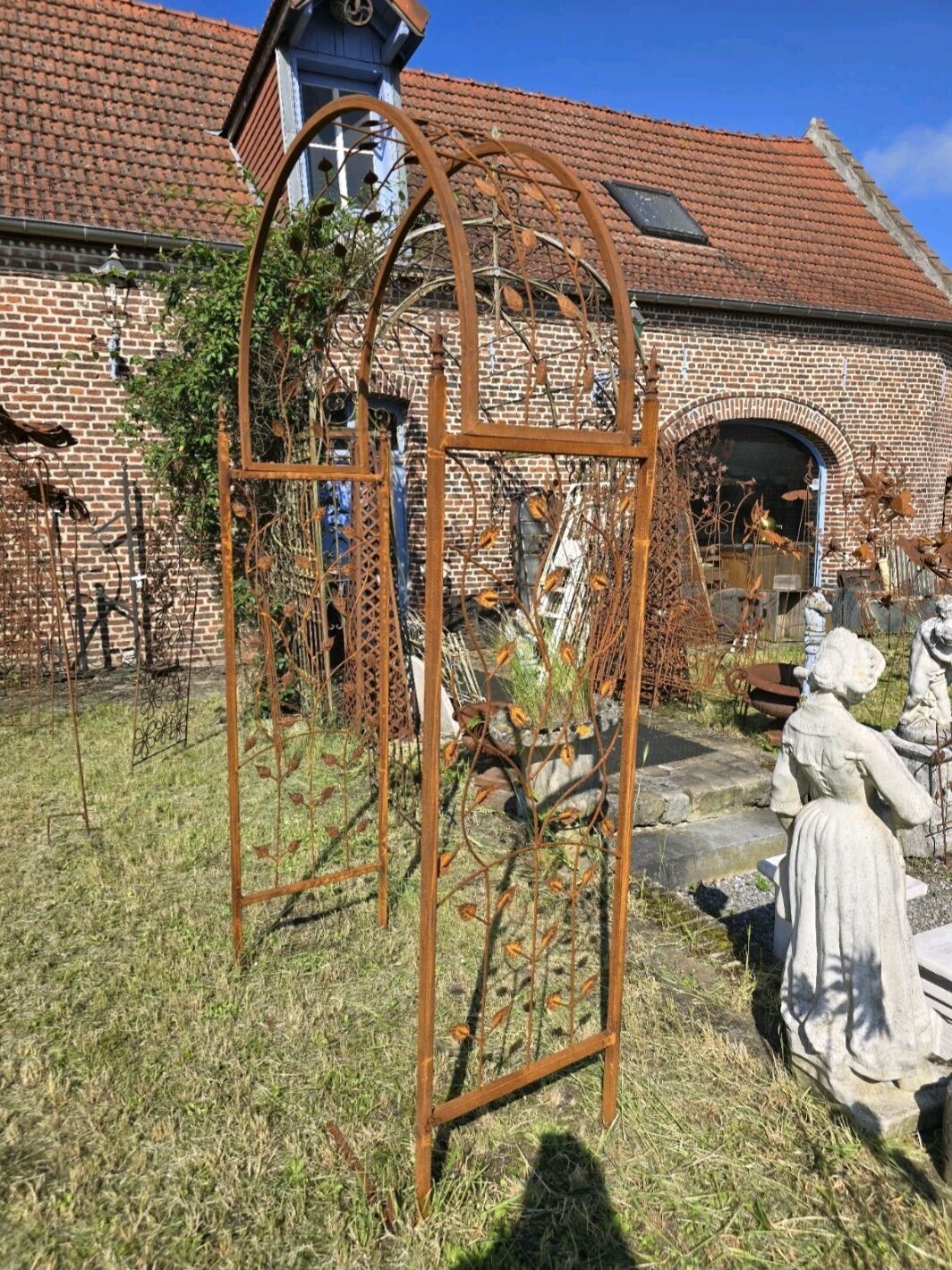 Garden arch in wrought iron with leaves