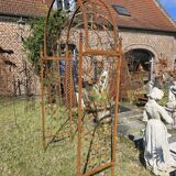 Garden arch in wrought iron with leaves