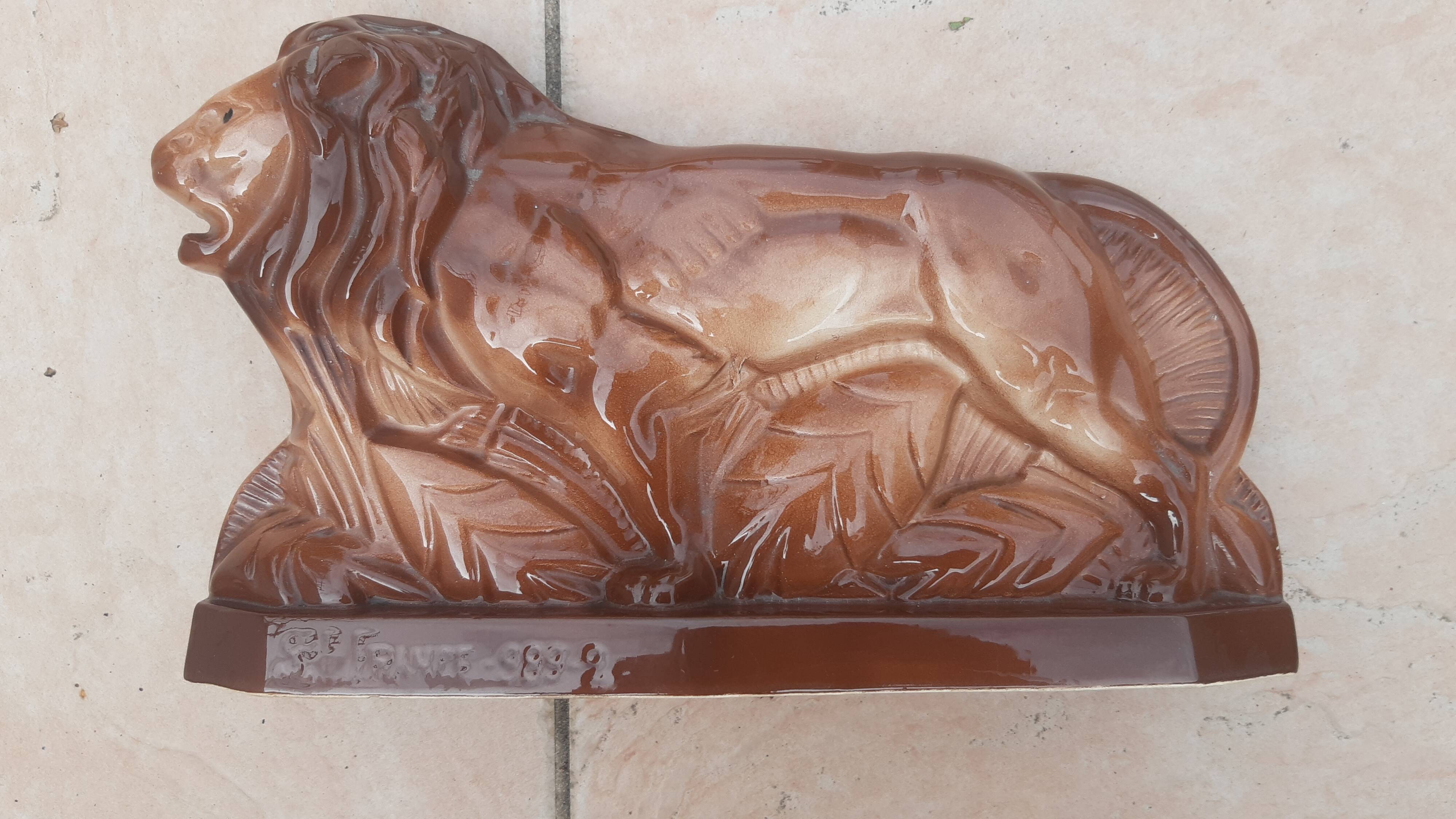 Lion stylized art deco earthenware of Saint Clement