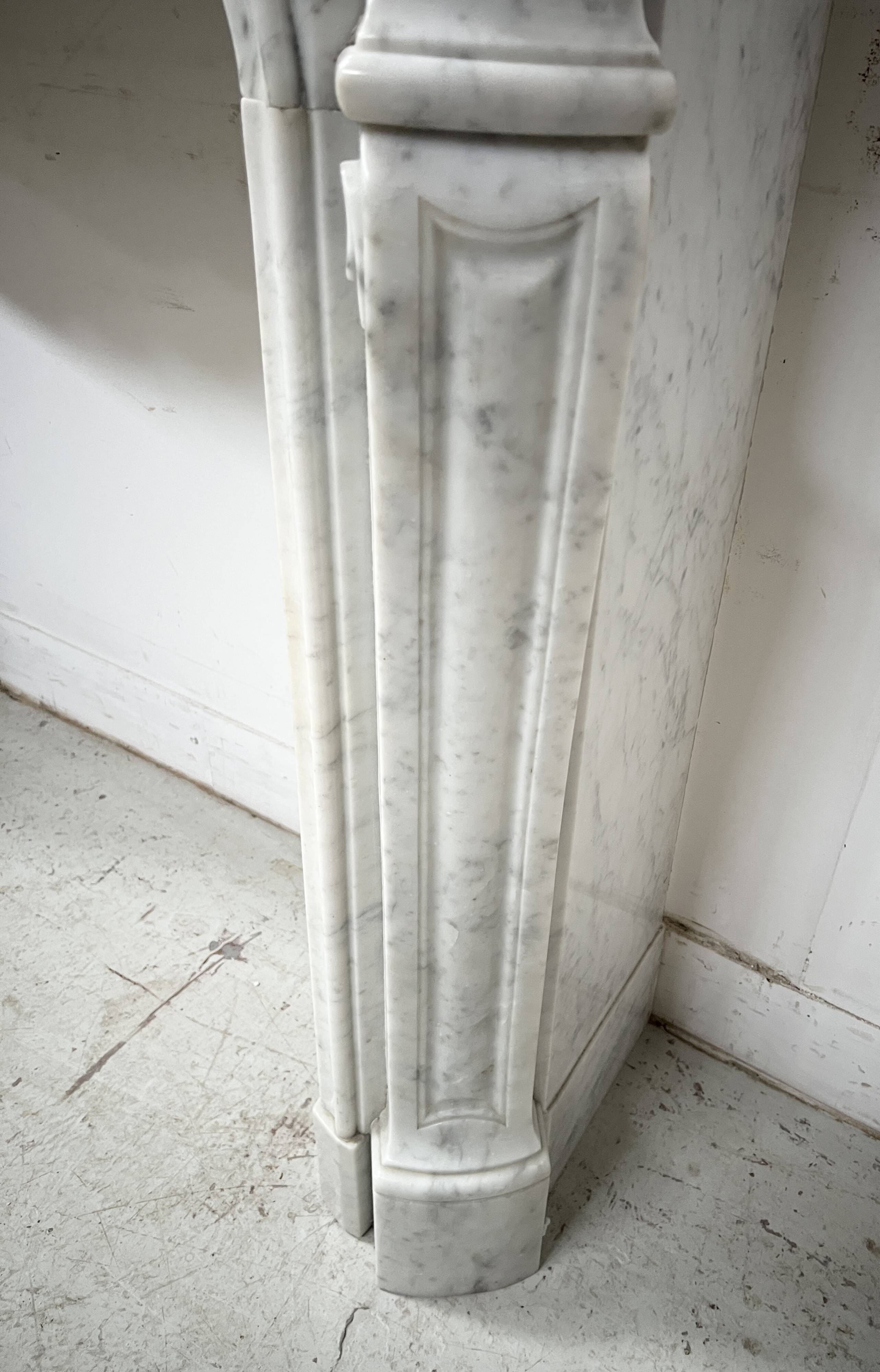 Louis XV style fireplace in veined white marble, 20th century.