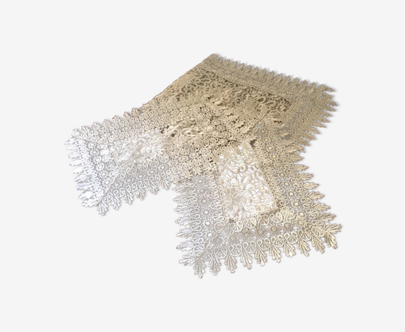 Table runner and table set in lace