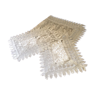 Table runner and table set in lace