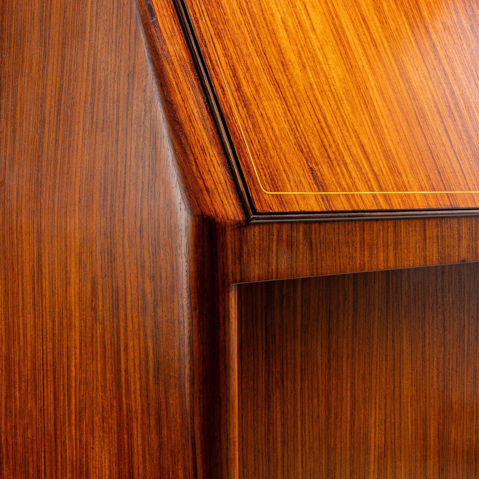 Bureau secrétaire vintage à rabats en bois exotique et laiton, années 1950.