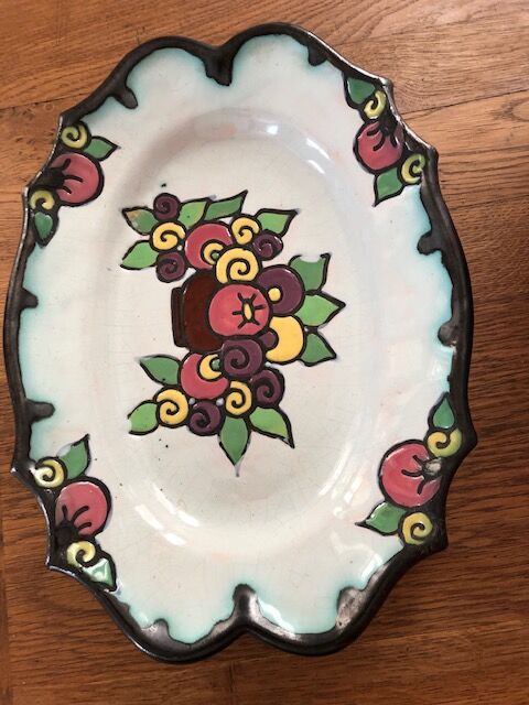 Plat décoratif en faïence  émaux avec marque au dos