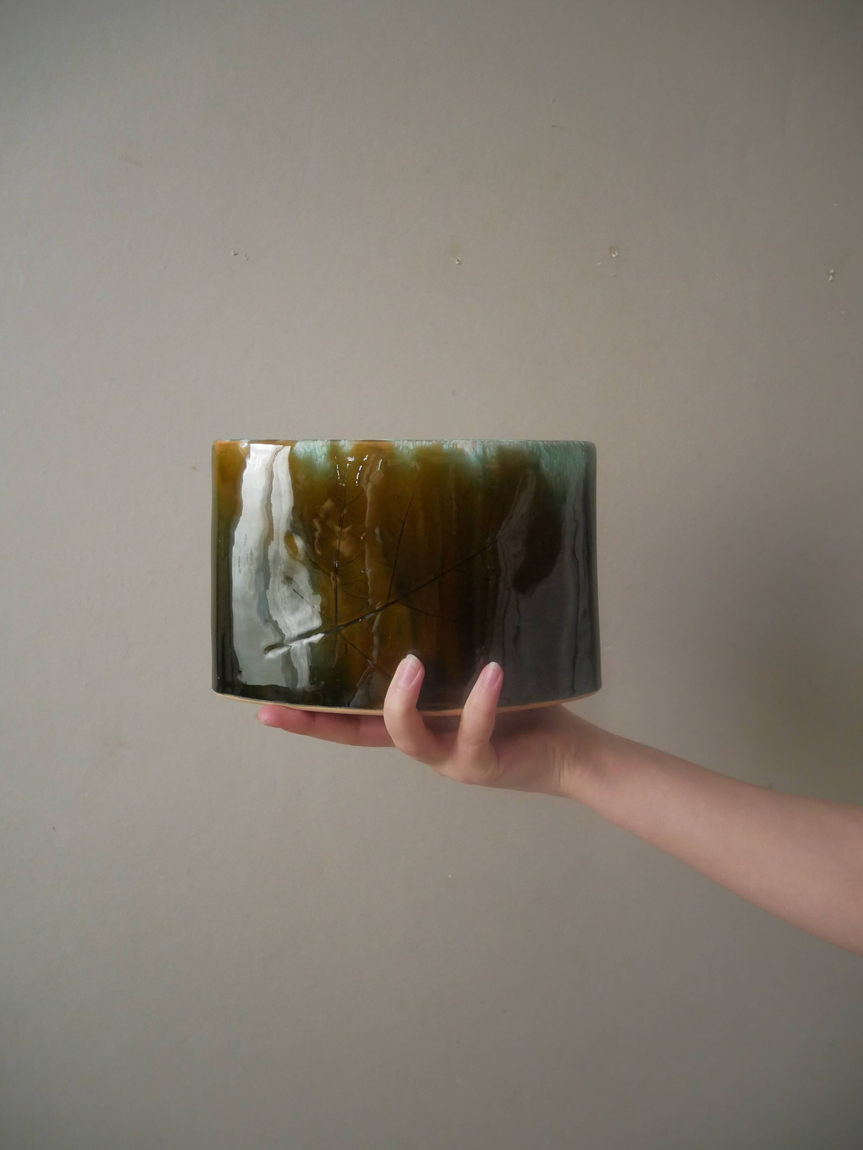 Vase céramique design contemporain fabrication artisanale motif organique tons verts kaki turquoise